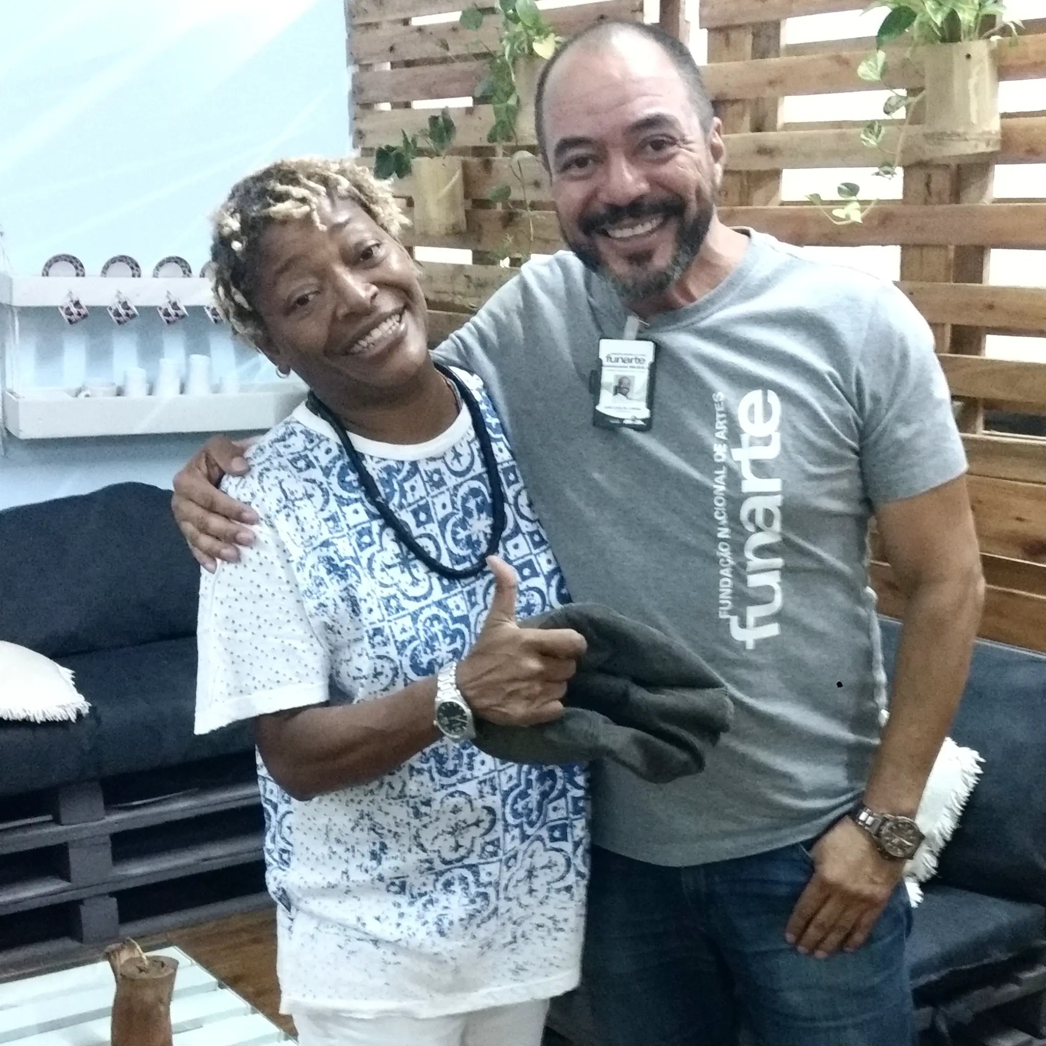 A cantora Mart’nália e João Carlos Corrêa reunidos no espaço de acolhimento do Complexo Cultural Funarte de Brasília