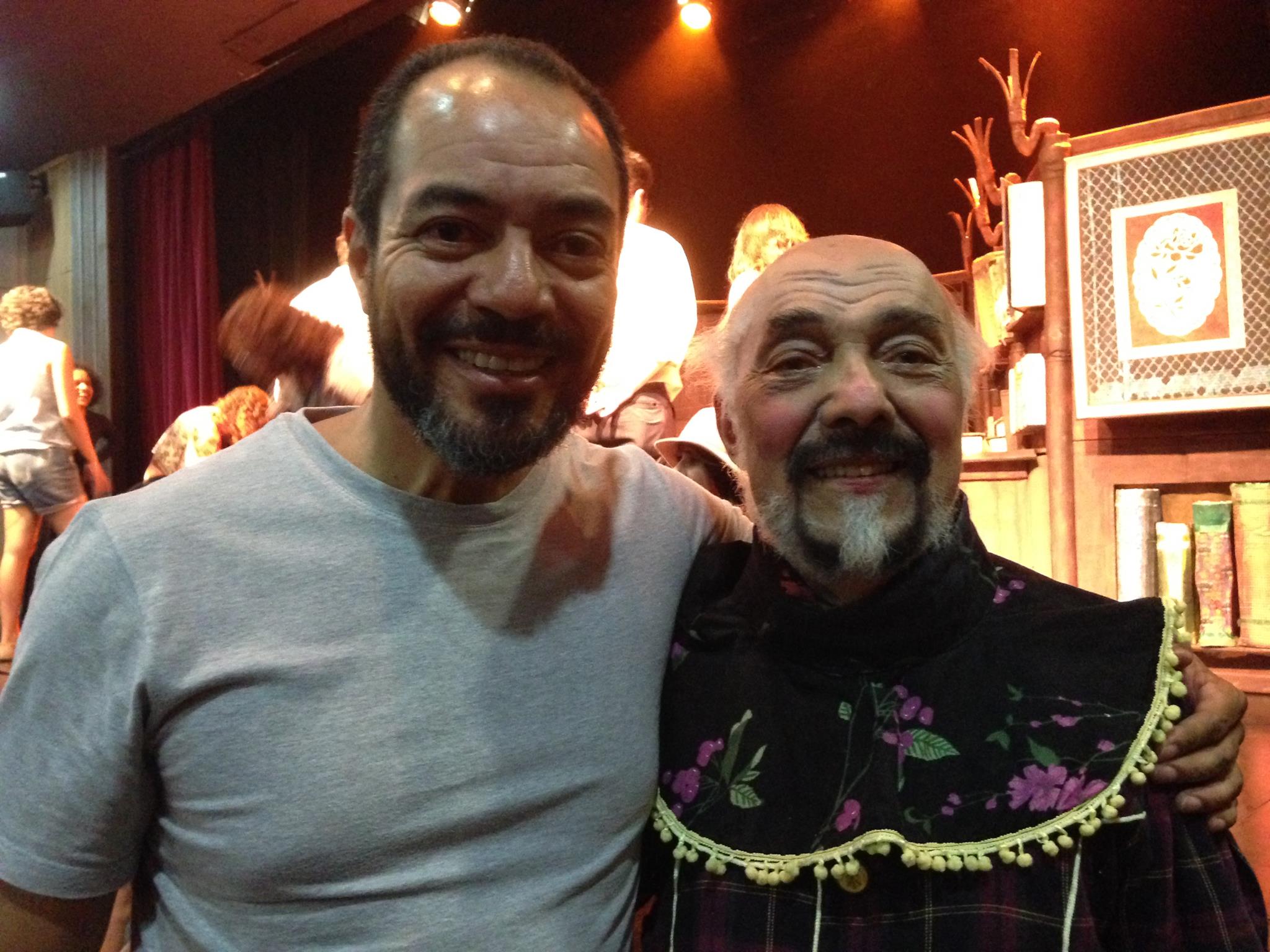 João Carlos Corrêa e Gê Martu reunidos diante de cenário teatral