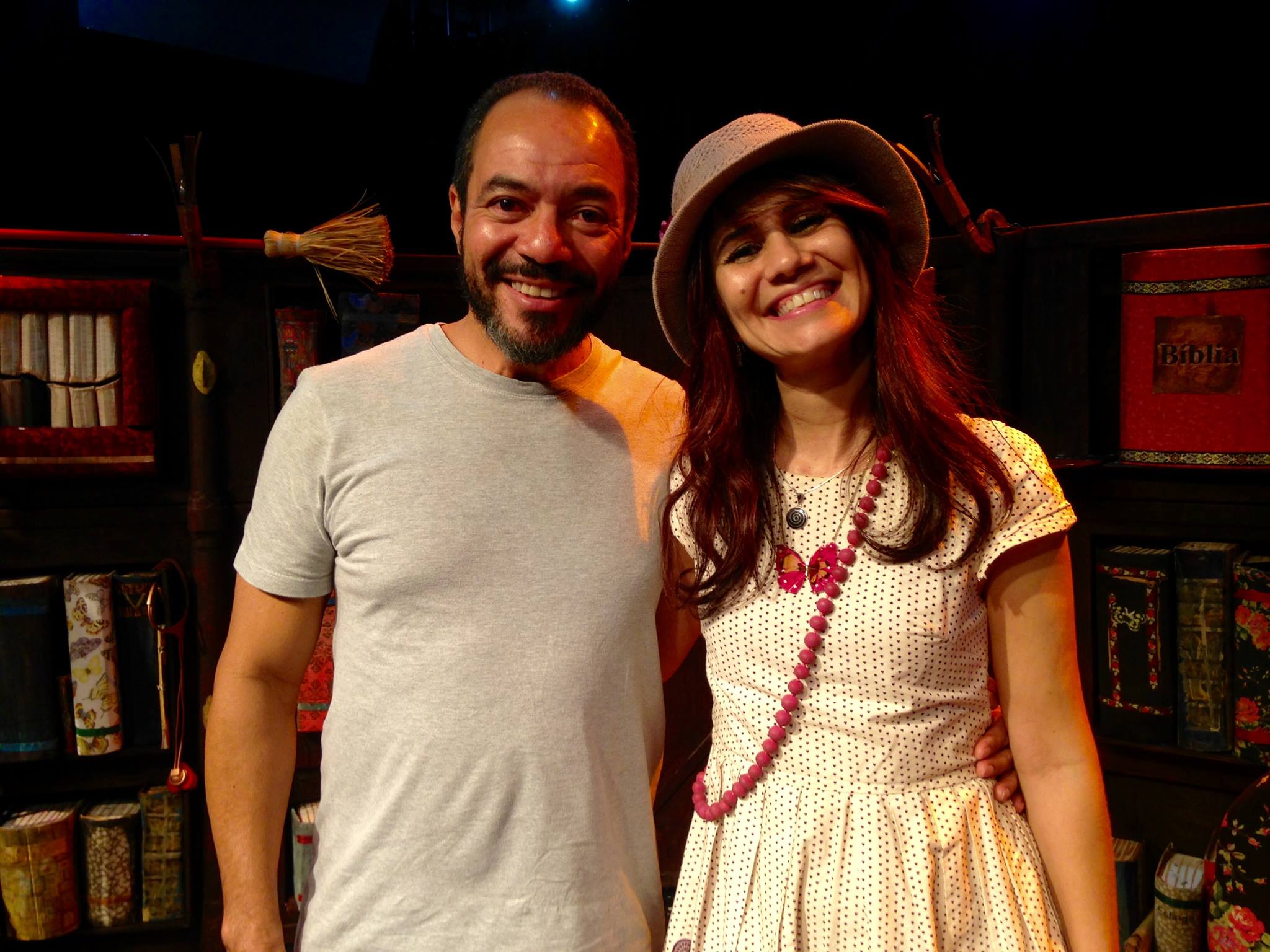 João Carlos Corrêa e Luciana Martuchelli reunidos diante de cenário teatral