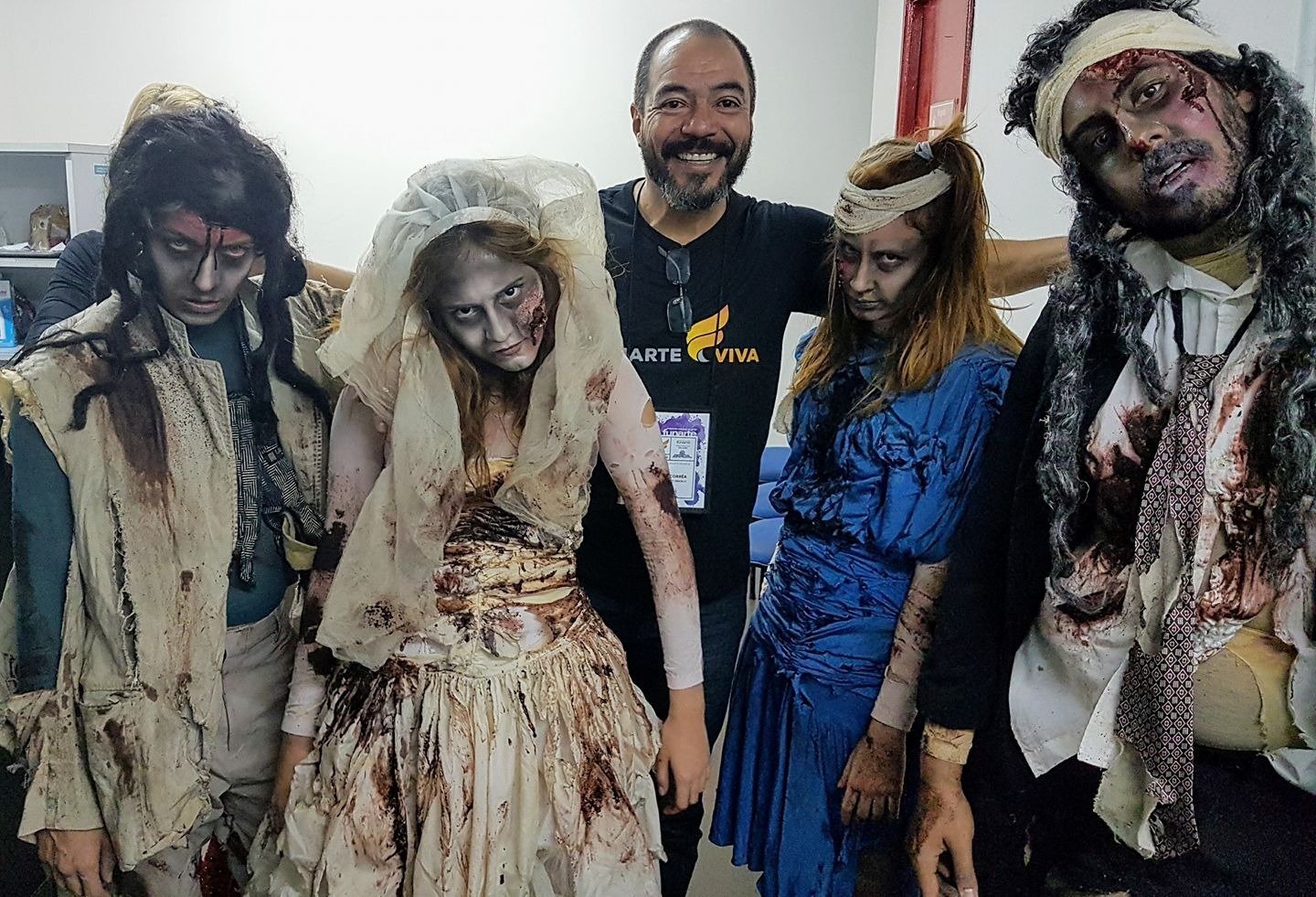 João Carlos Corrêa com quatro artistas caracterizados nos bastidores do Complexo Cultural Funarte de Brasília