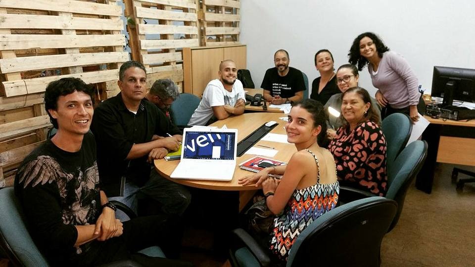 João Carlos Corrêa participa de reunião com artistas e parceiros em torno de uma mesa no espaço de acolhimento da Funarte Brasília
