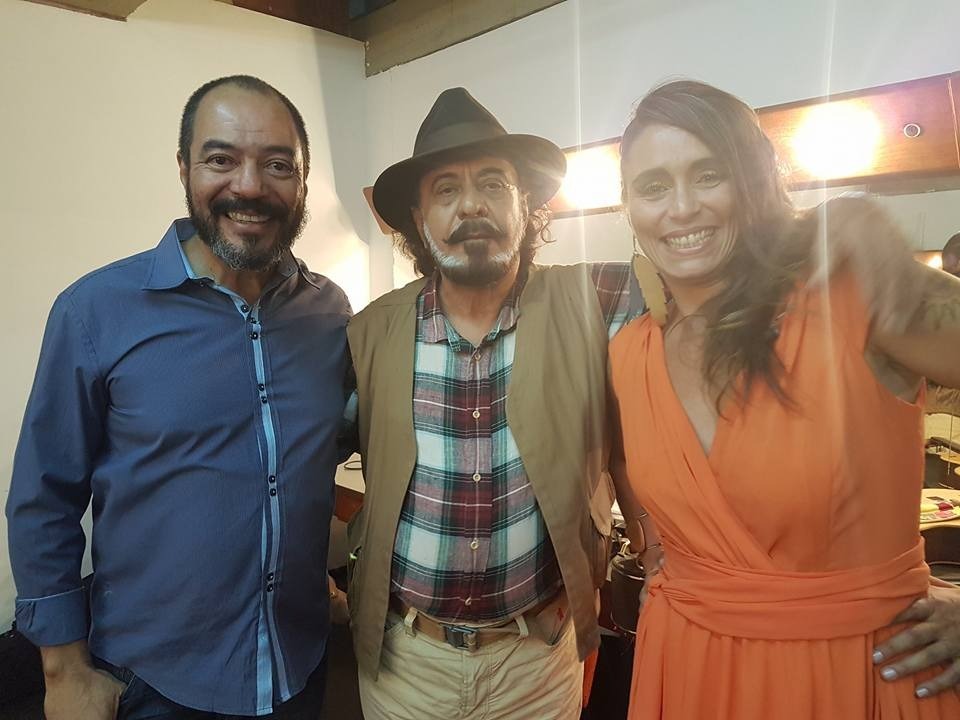 João Carlos Corrêa com dois artistas em um camarim do Complexo Cultural Funarte de Brasília