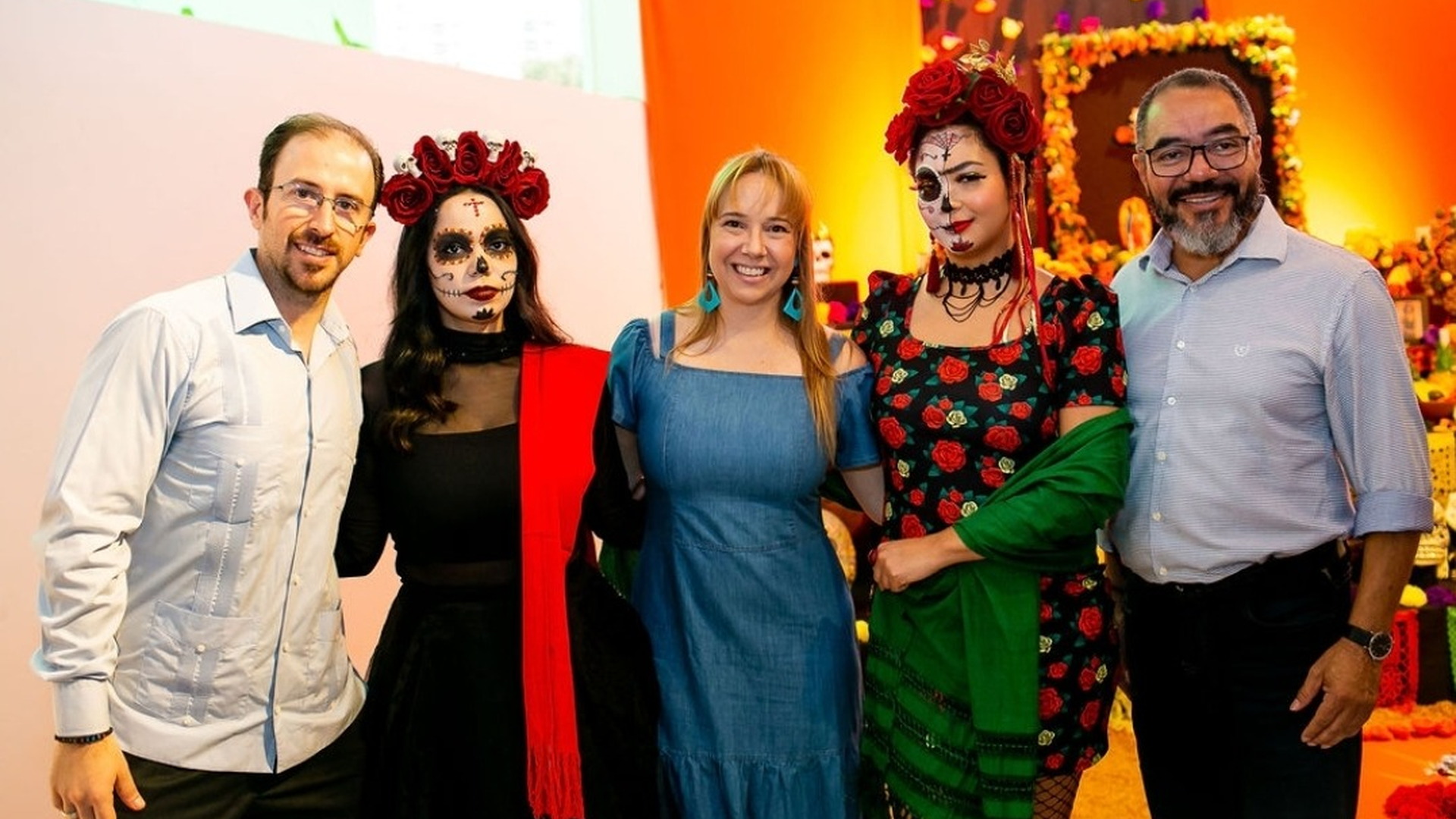 João Carlos Corrêa e invitados posan con personajes caracterizados como catrinas en un ambiente decorado