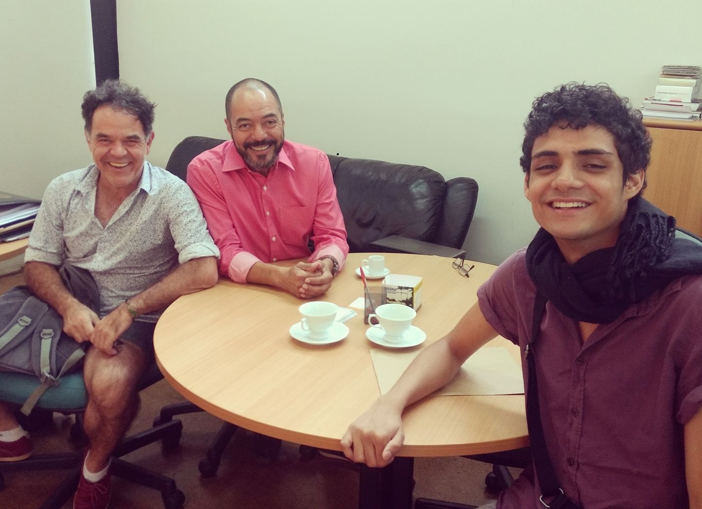 João Carlos Corrêa e dois convidados reunidos à mesa durante encontro de trabalho na Funarte Brasília