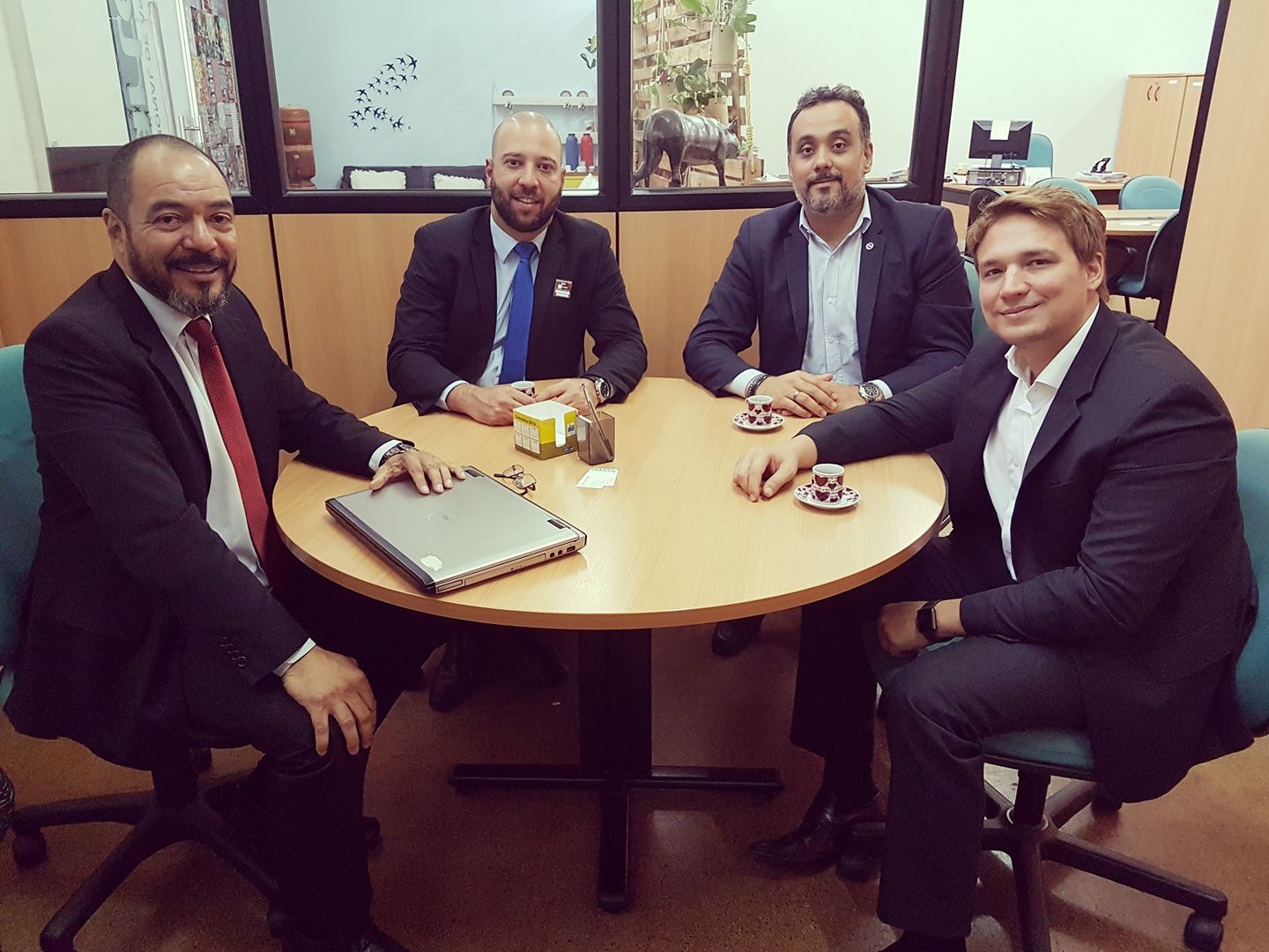João Carlos Corrêa com servidores, colaboradores e participantes reunidos no espaço de acolhimento da Funarte Brasília