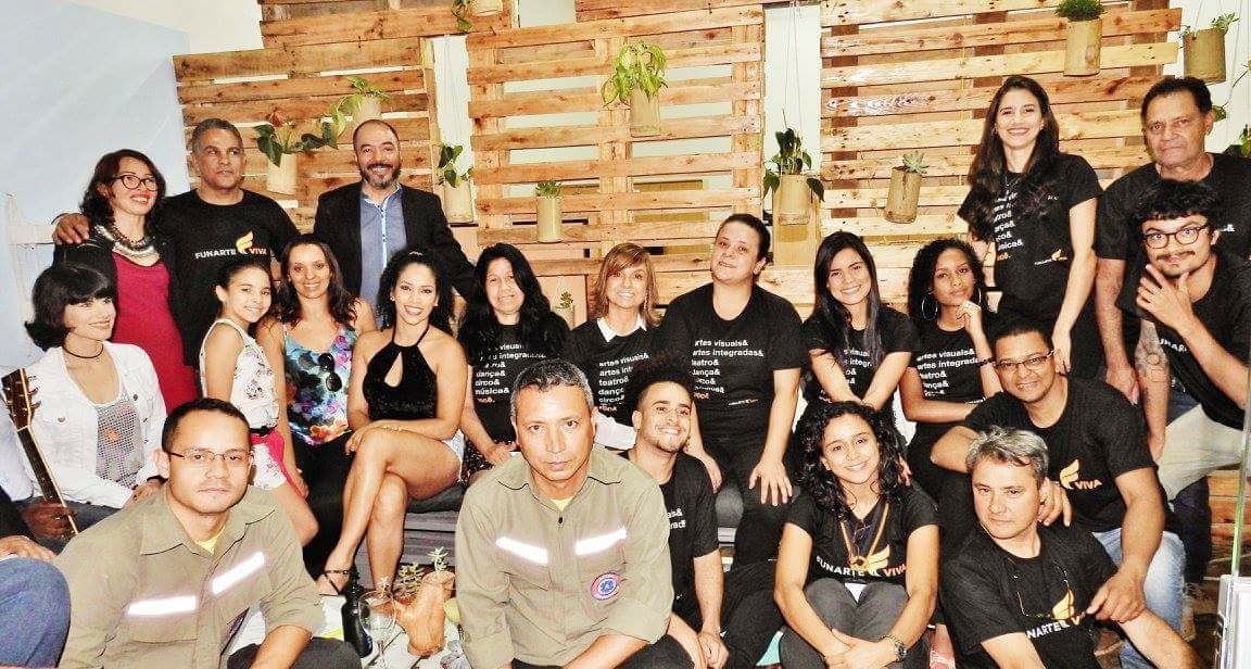 Equipe, artistas e participantes reunidos diante do palco Funarte Viva na área externa do Complexo Cultural