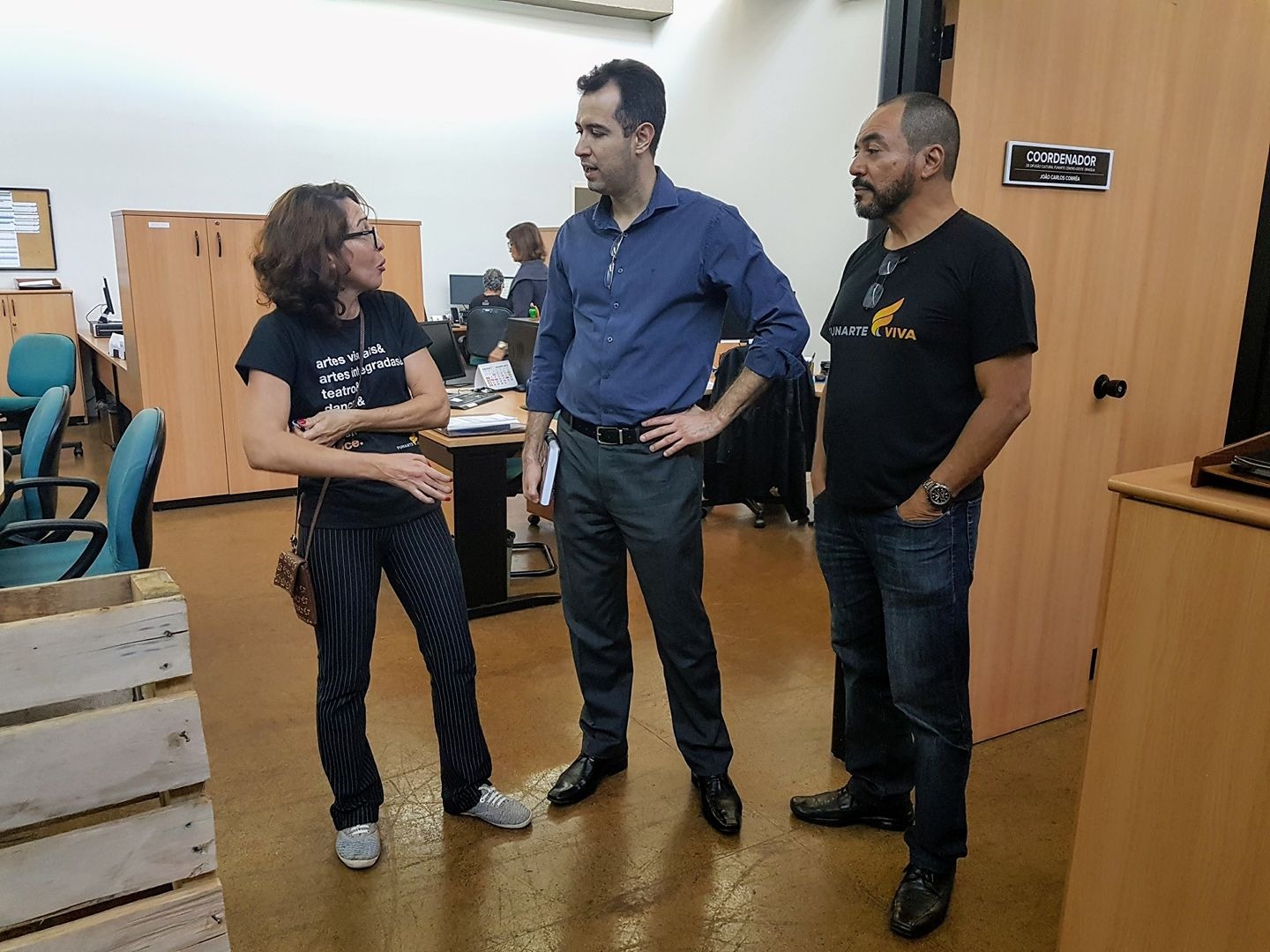 João Carlos Corrêa conversa com integrantes da equipe em uma área administrativa da Funarte Brasília