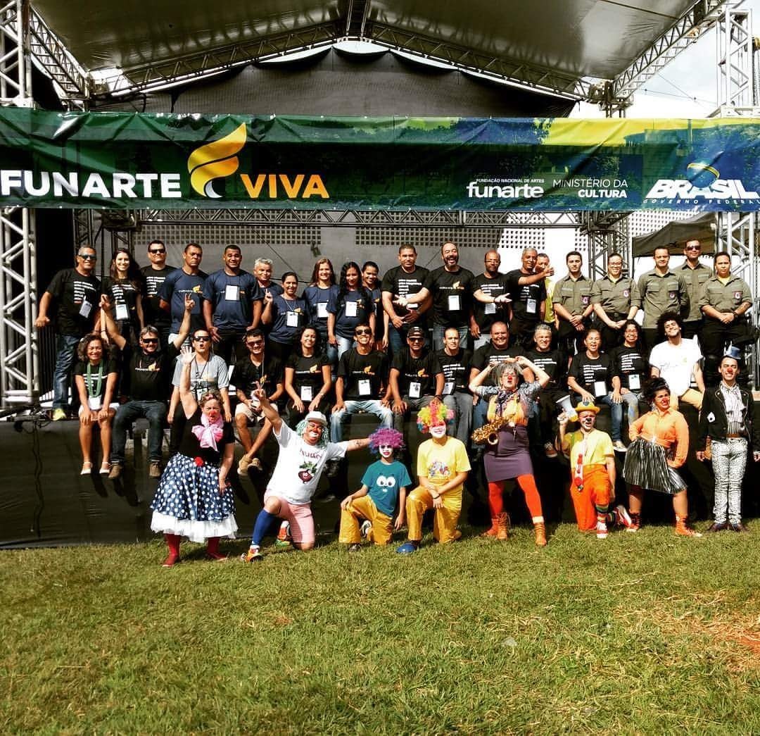 João Carlos Corrêa com participantes do CÉU diante do Teatro Plínio Marcos, na área externa da Funarte Brasília