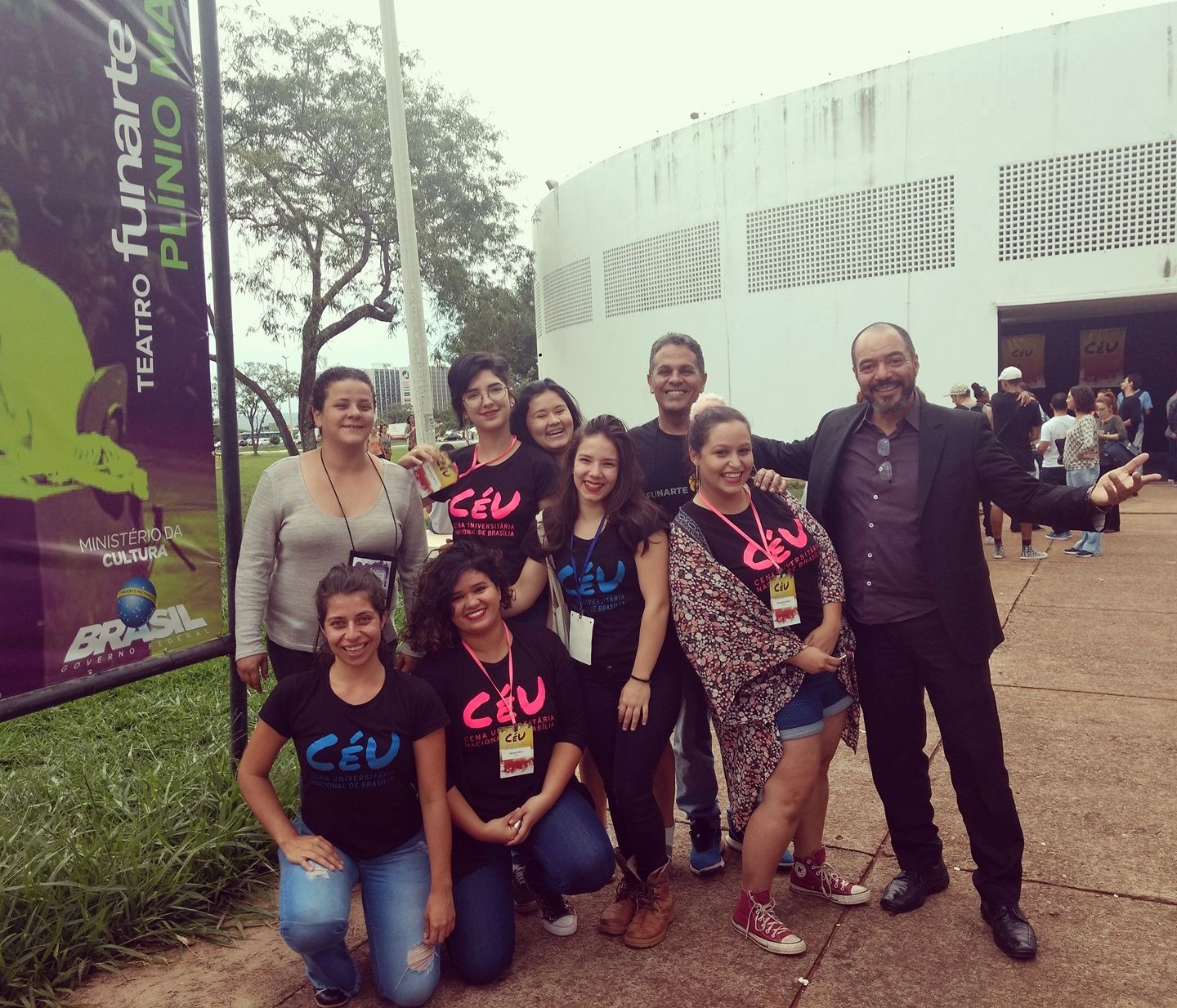 João Carlos Corrêa e grupo de participantes reunidos na área externa do Complexo Cultural Funarte de Brasília