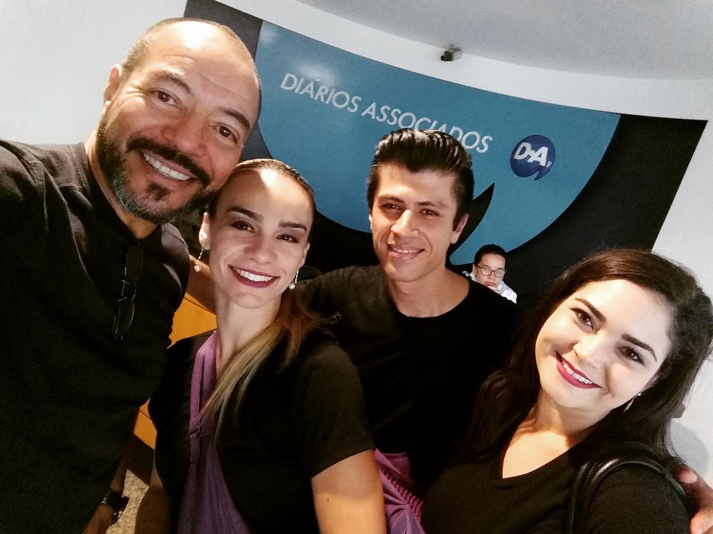 João Carlos Corrêa com três participantes durante visita aos Diários Associados