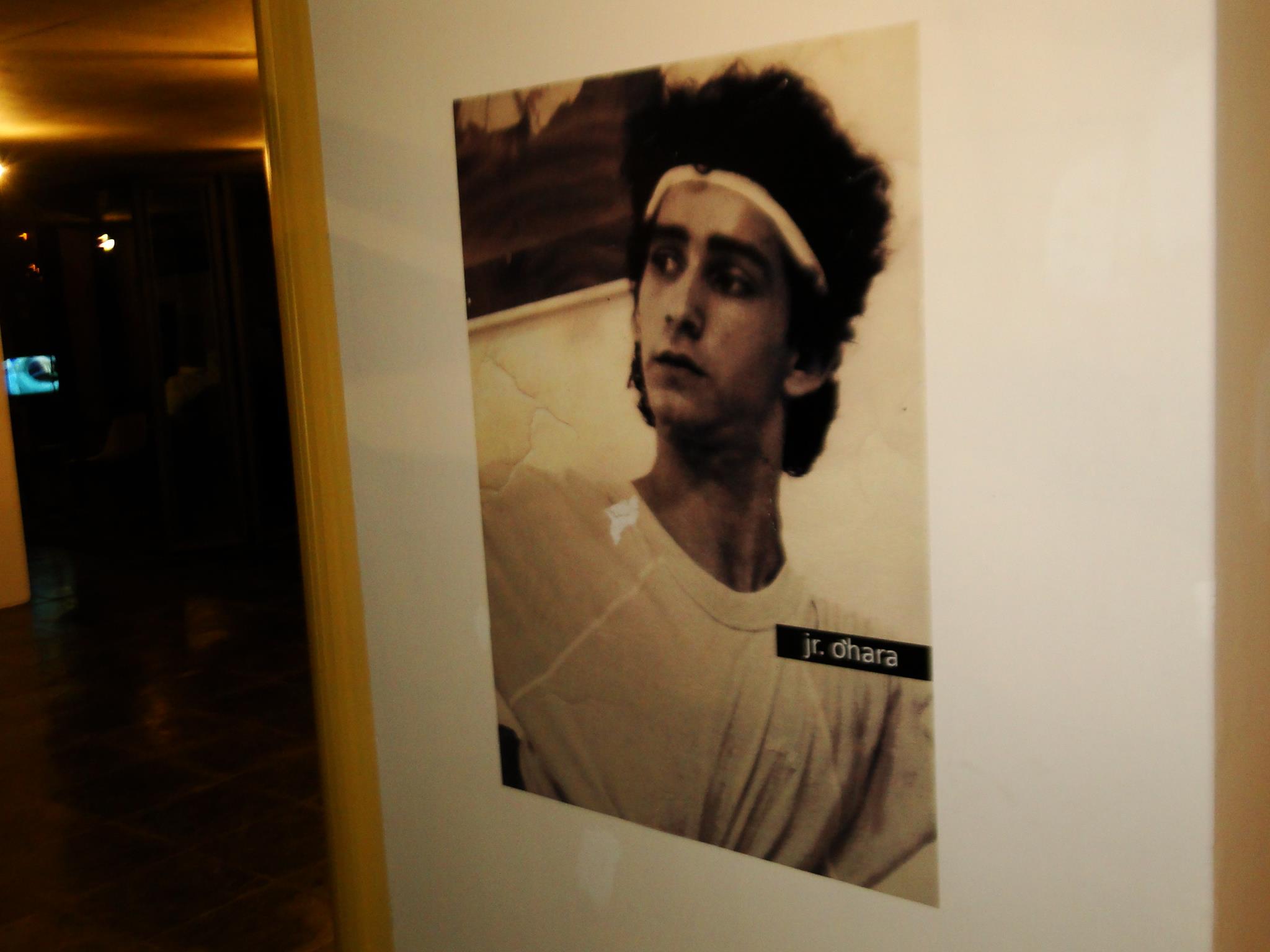 Painel fotográfico dedicado ao bailarino Júnior Obara na exposição sobre a dança em Brasília
