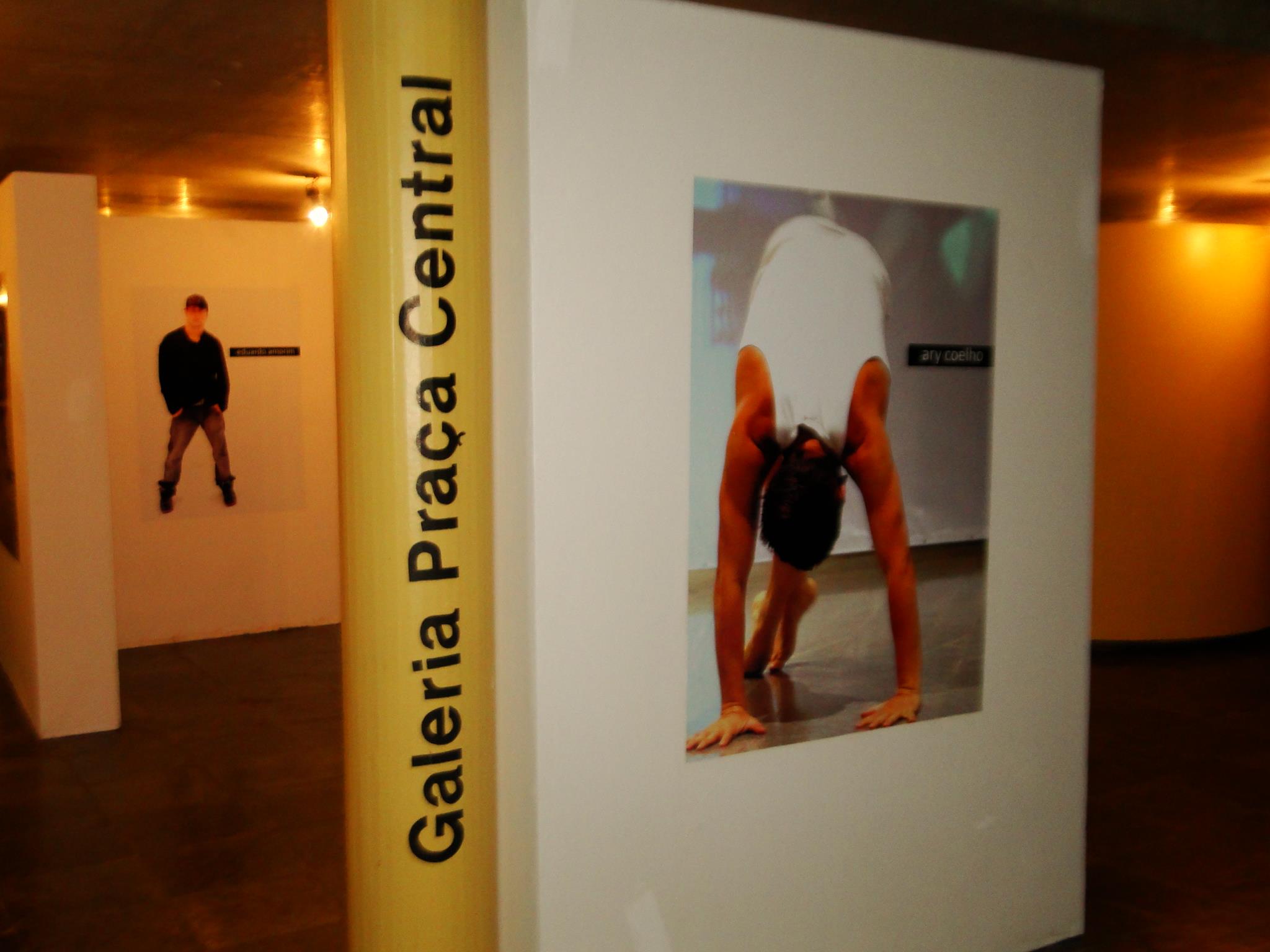 Vista da Galeria Praça Central com painéis fotográficos de bailarinos na exposição