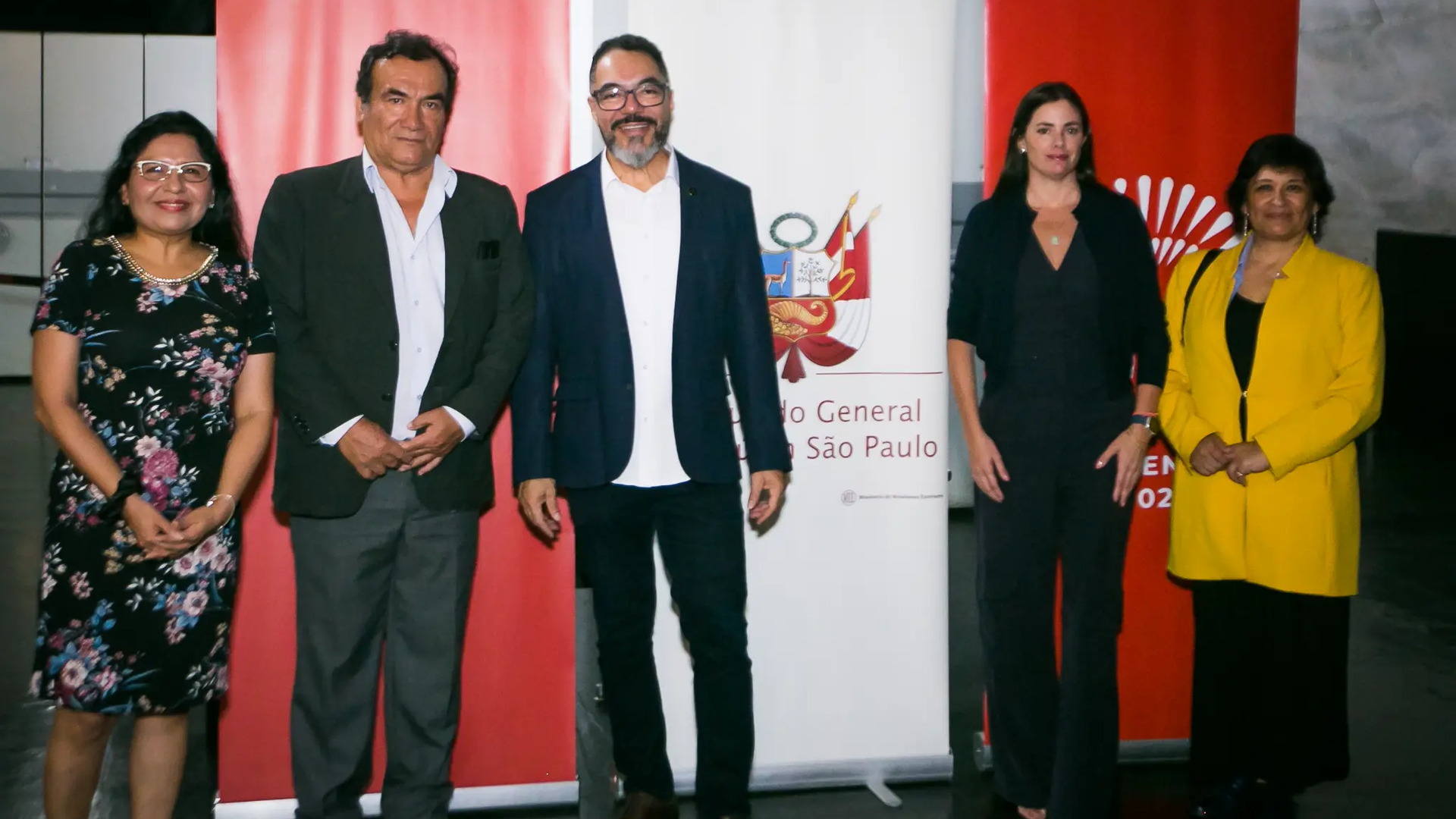 João Carlos Corrêa e invitados posan ante un panel institucional de una celebración cultural peruana