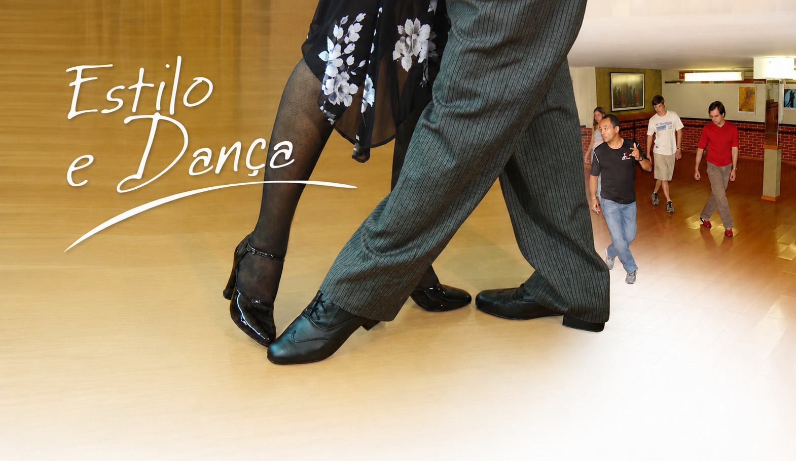 Composição ilustrativa da Academia Estilo e Dança, com detalhe dos pés de um casal dançando e registro de uma aula coletiva no salão