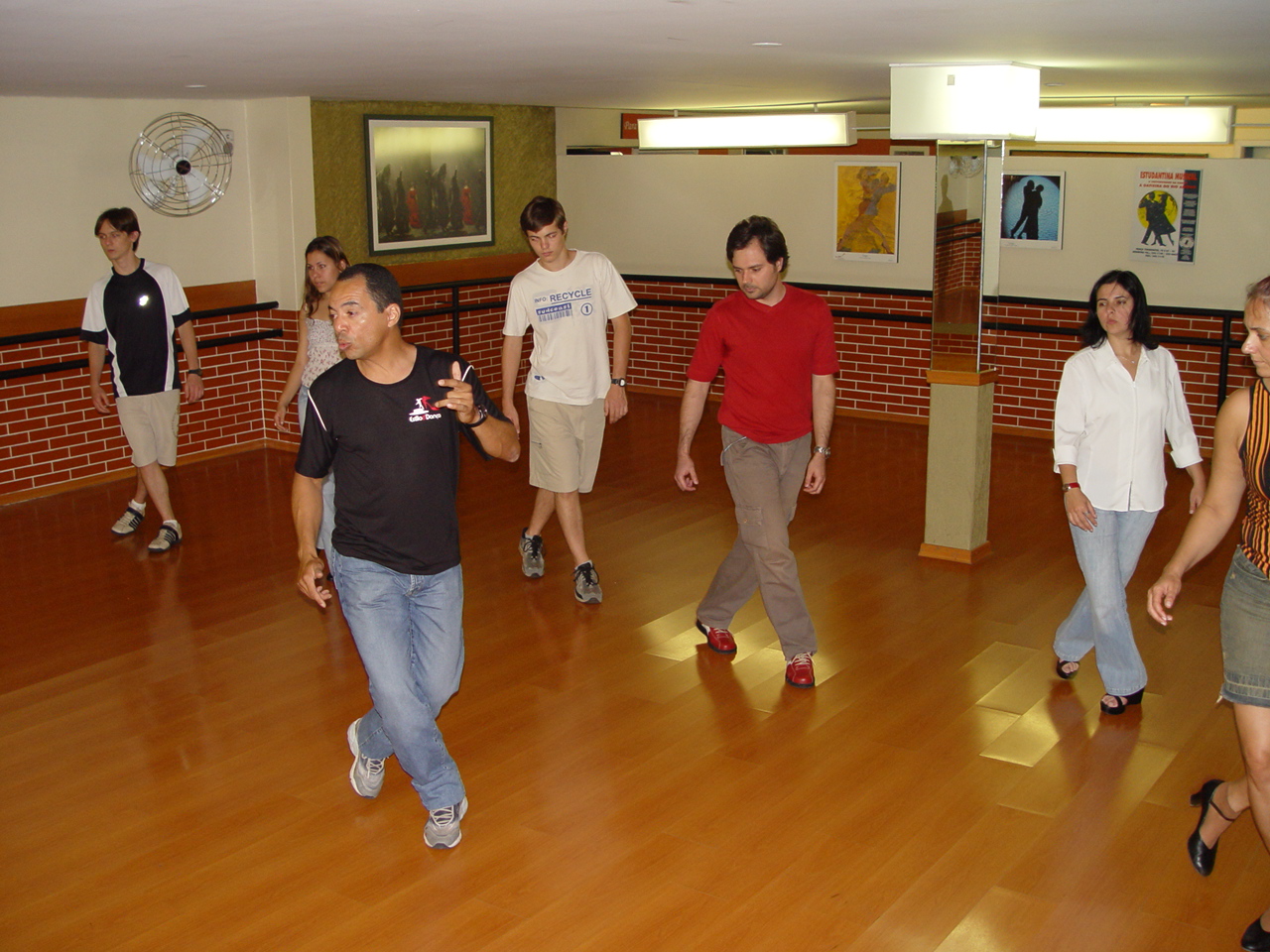 Participantes praticam passos em formação coletiva no salão da Academia Estilo e Dança