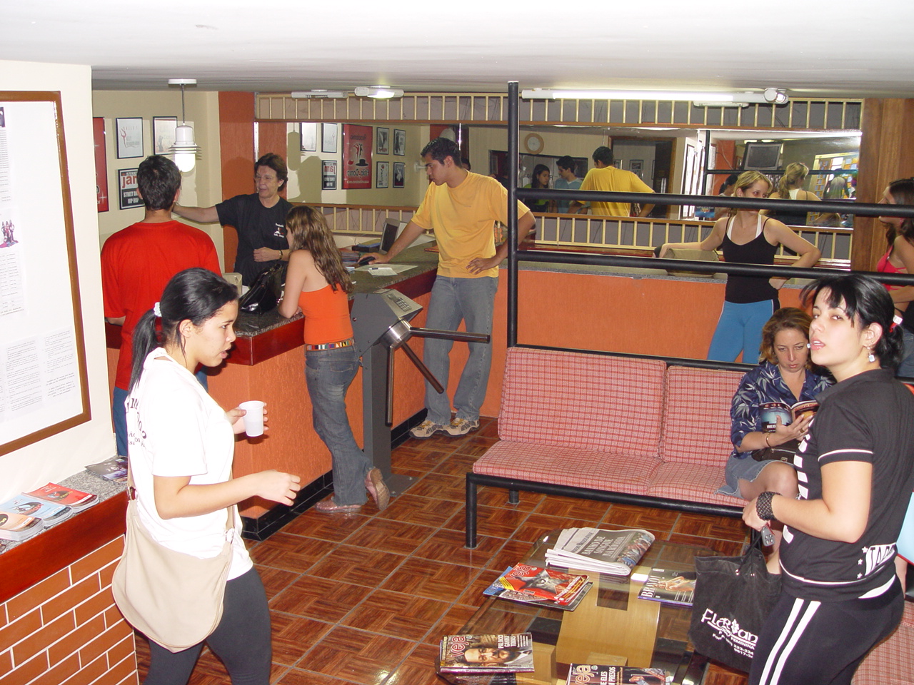 Participantes e equipe conversam junto à recepção da Academia Estilo e Dança