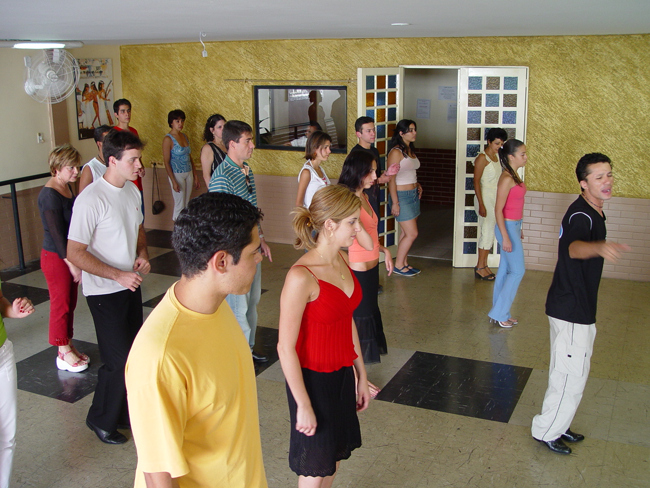 Turma acompanha orientação durante aula coletiva em um dos salões da Academia Estilo e Dança