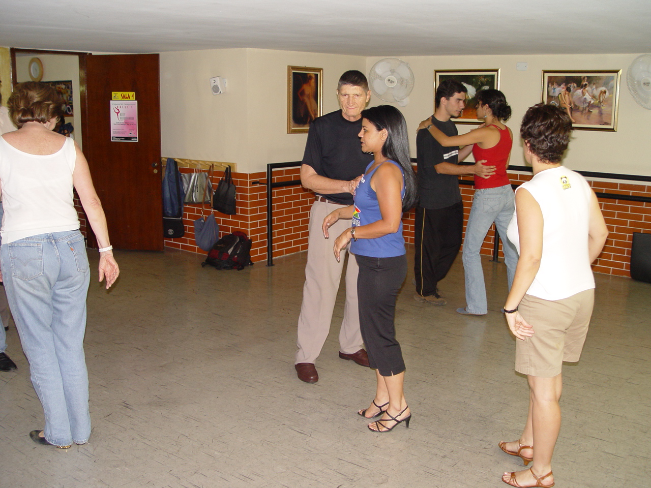 Participantes praticam dança em pares durante aula na Academia Estilo e Dança