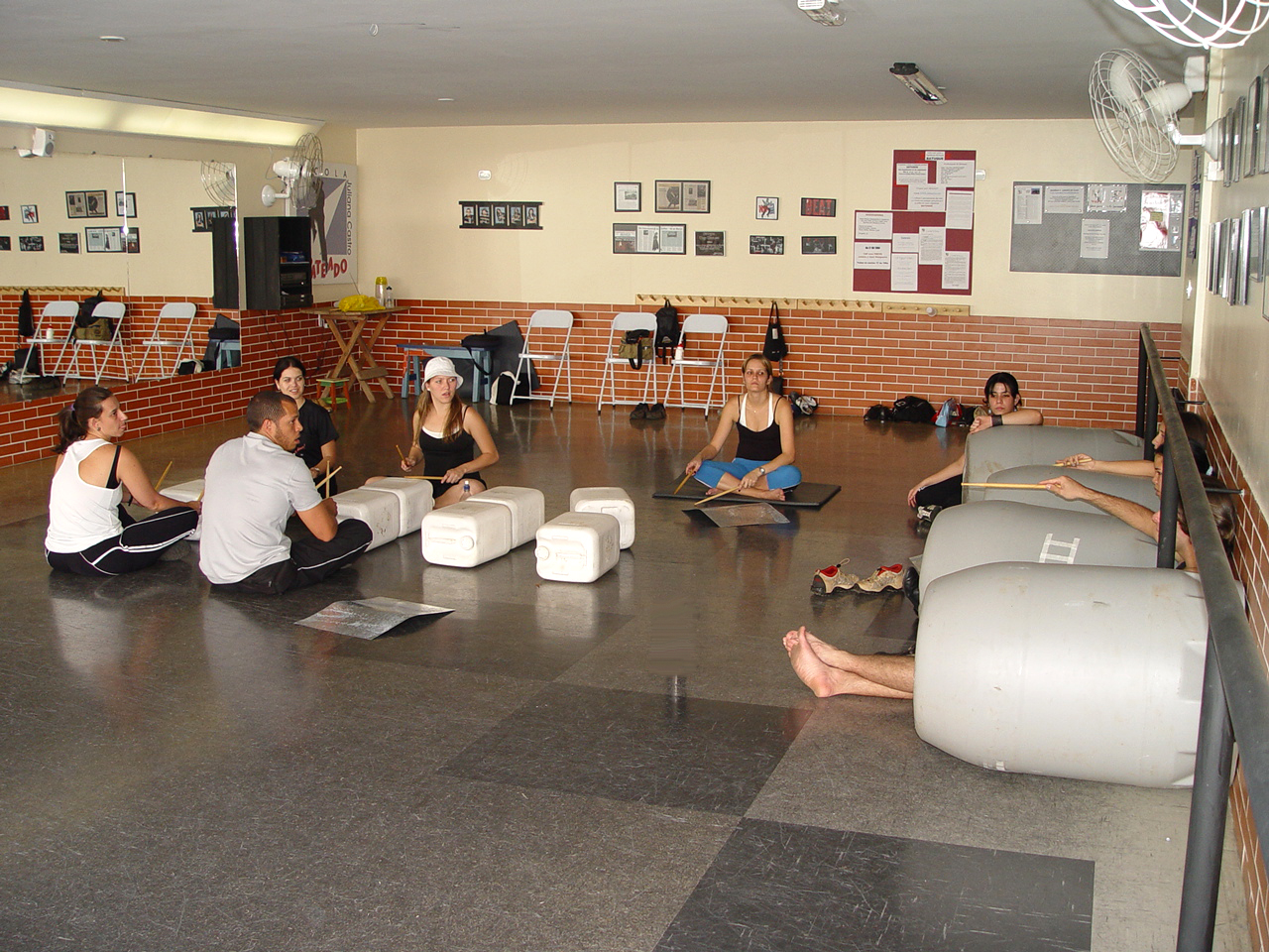 Participantes realizam atividade corporal no salão principal da Academia Estilo e Dança