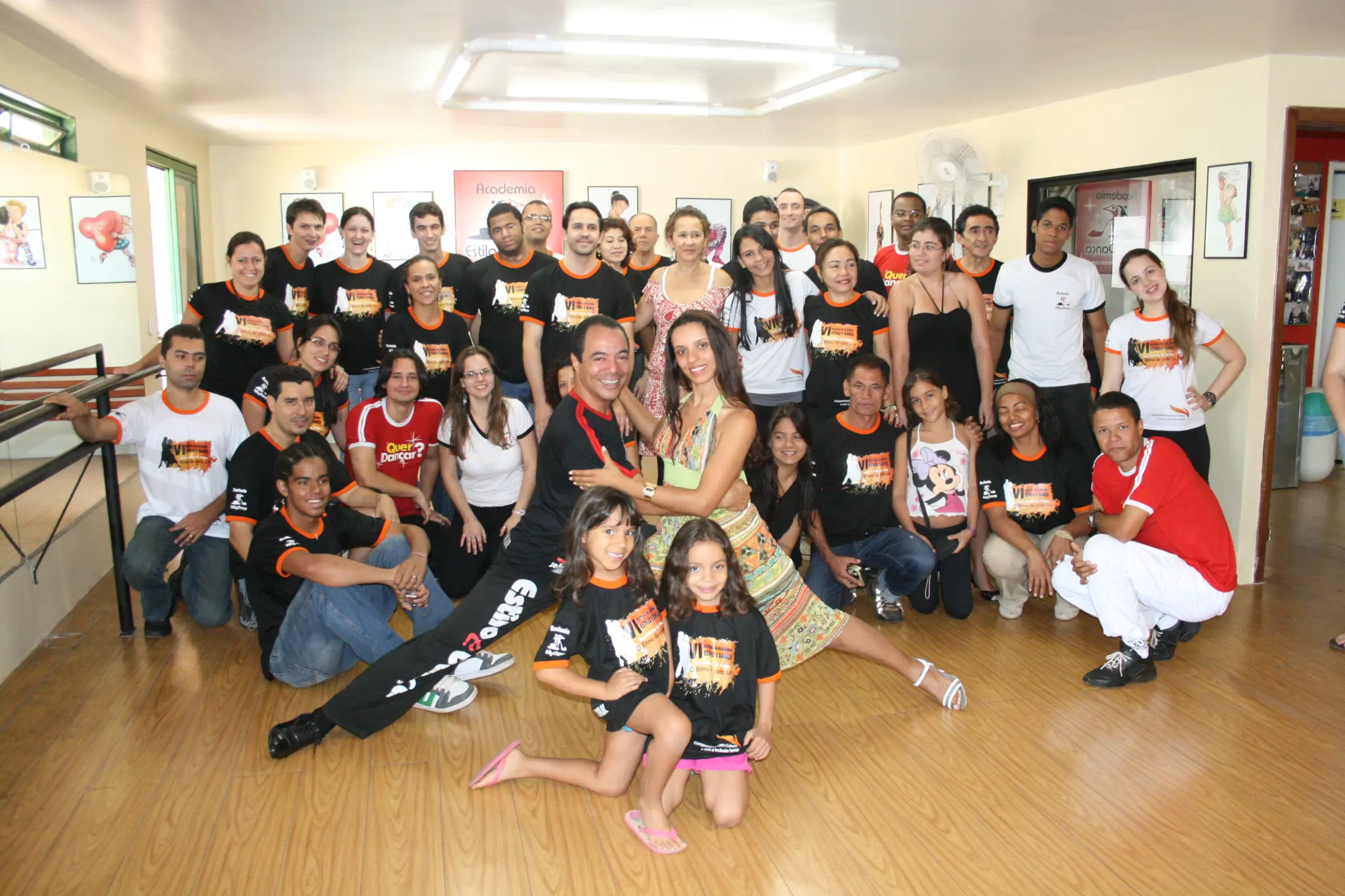 Grande grupo de alunos e professores reunido no salão da Academia Estilo e Dança
