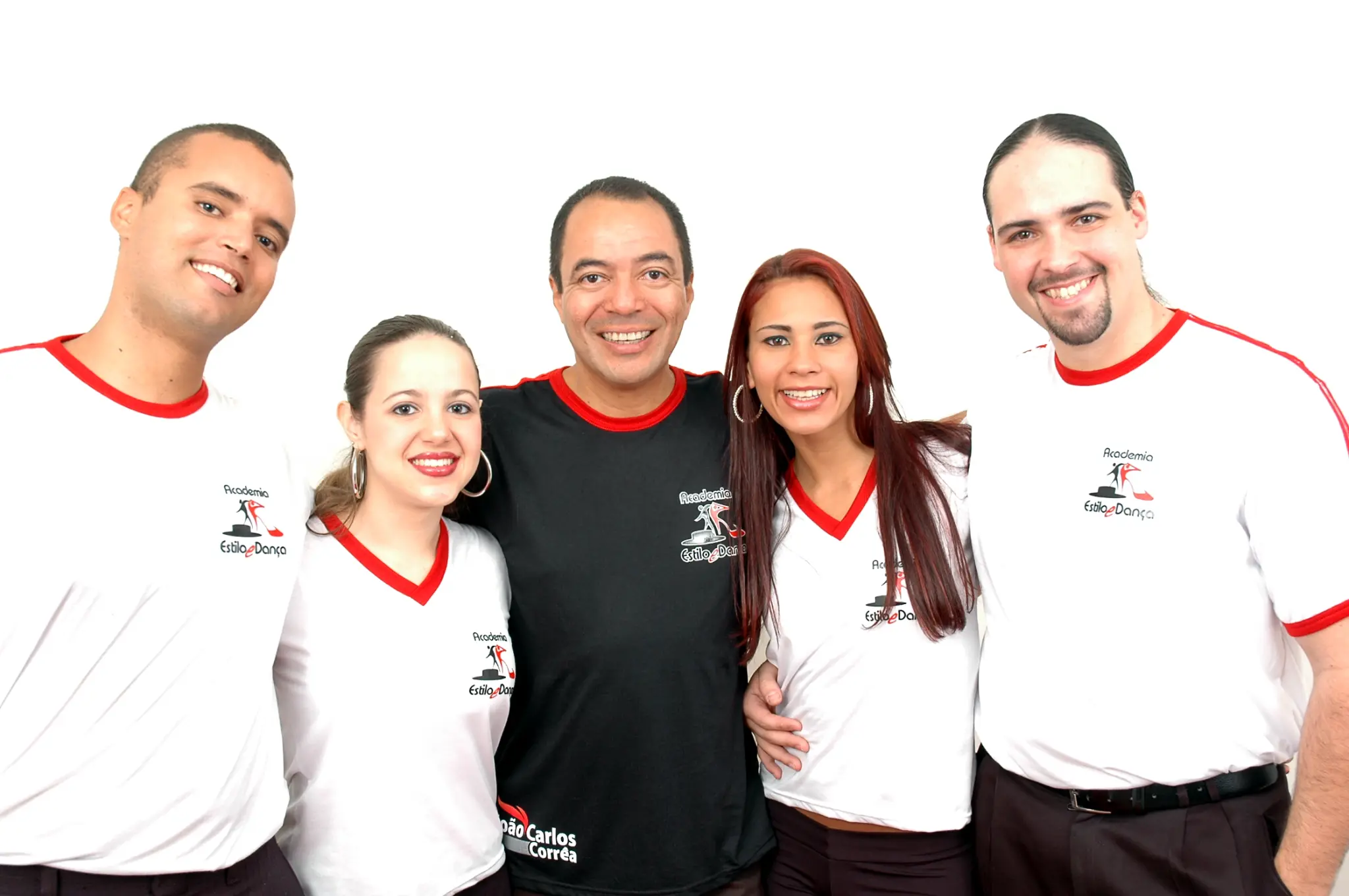 Cinco integrantes da equipe da Academia Estilo e Dança posam com uniformes branco e preto
