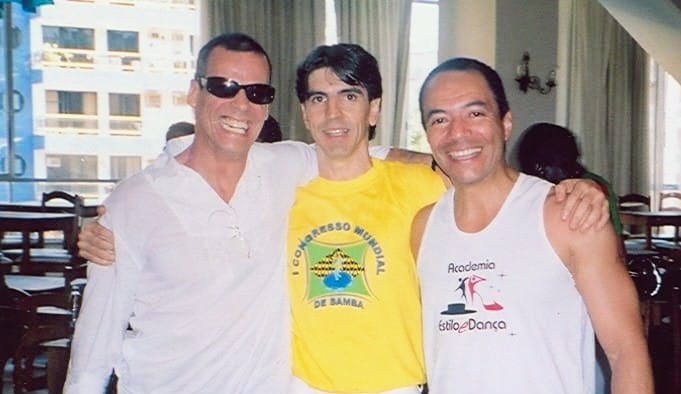 João Carlos Corrêa ao lado de dois integrantes da dança, em registro relacionado à Associação Nacional de Dança de Salão — ANDANÇAS