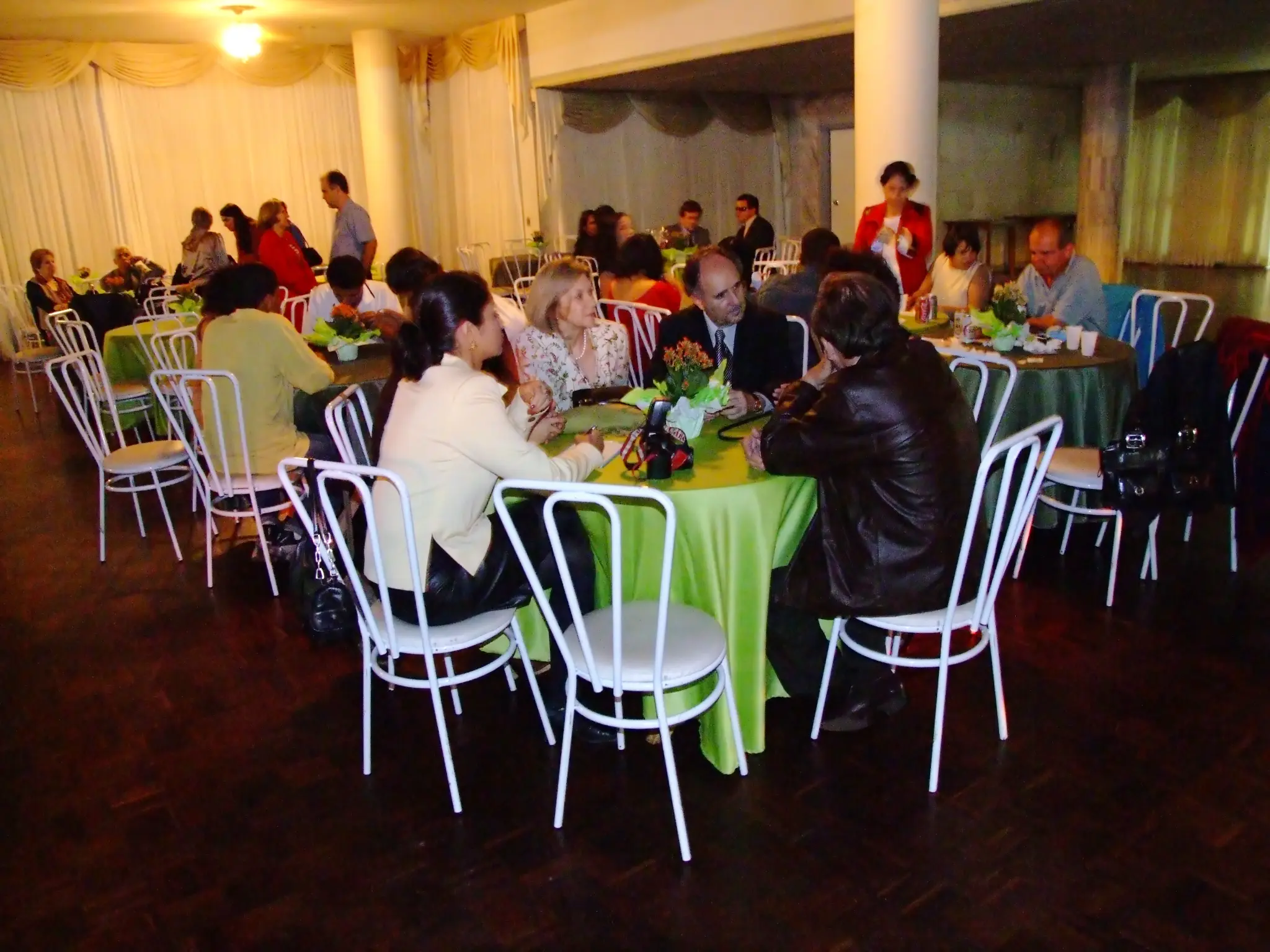 Convidados conversam em mesas durante o Baile da Inclusão