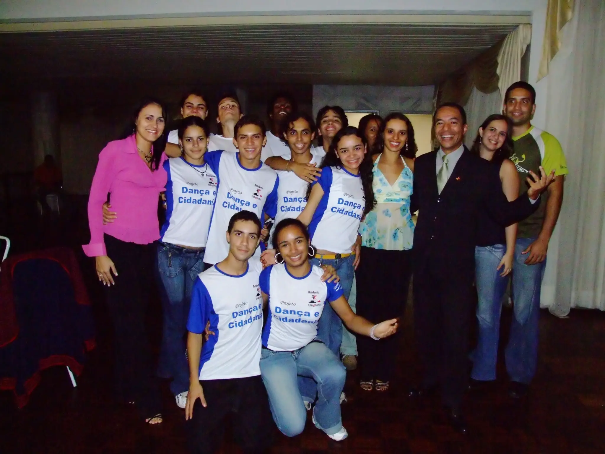 Participantes e alunos do Projeto Dança e Cidadania reunidos no Baile da Inclusão
