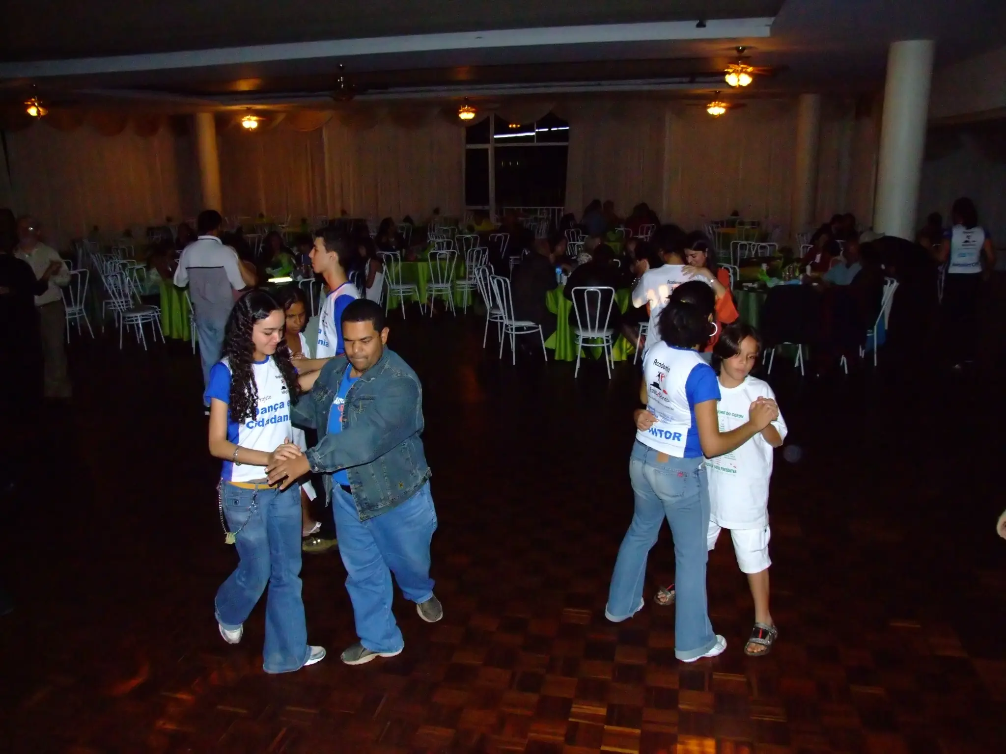 Alunos do Projeto Dança e Cidadania dançam com participantes do Baile da Inclusão