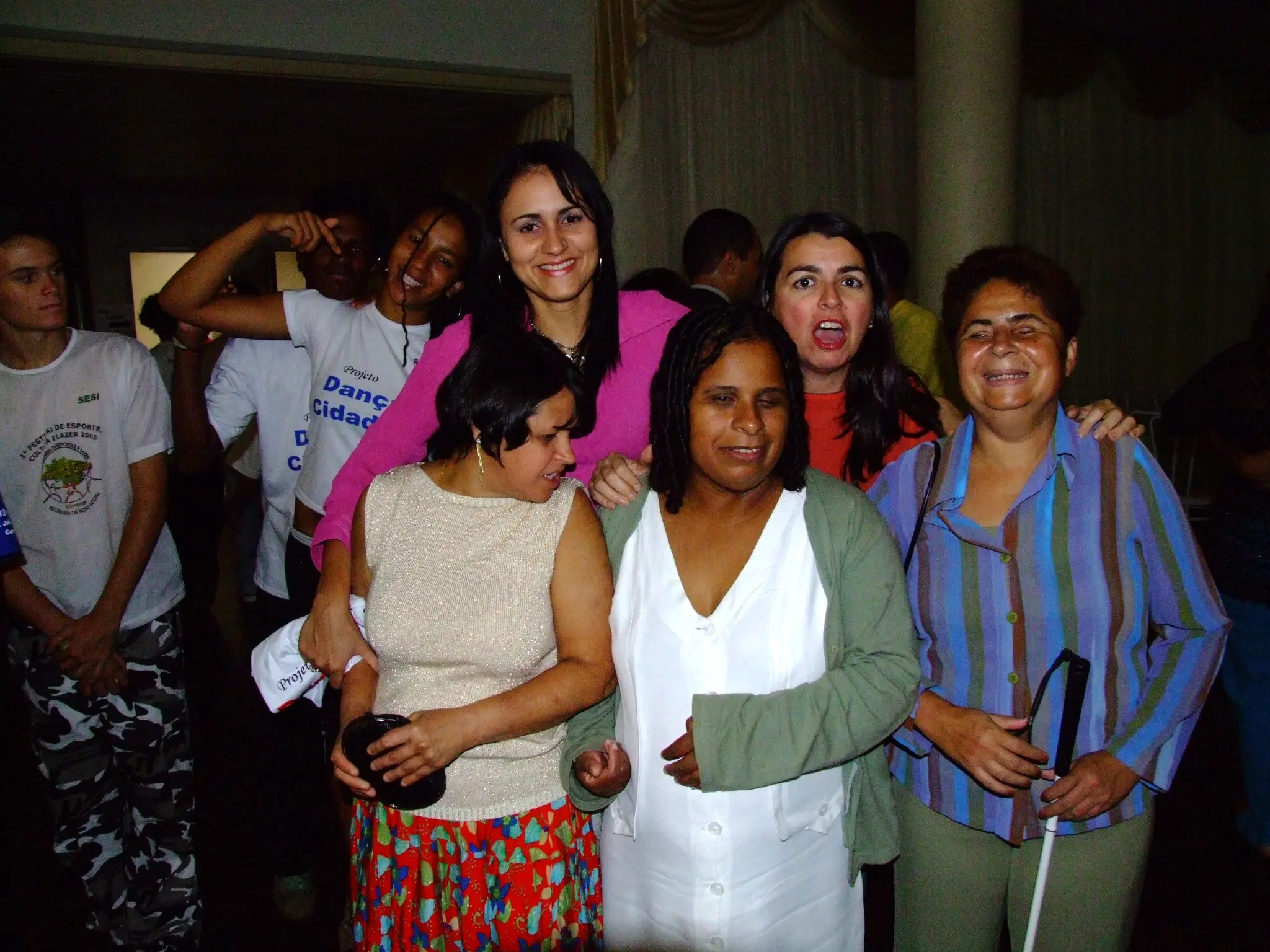 Mulheres participantes do Baile da Inclusão reunidas com integrantes do Projeto Dança e Cidadania