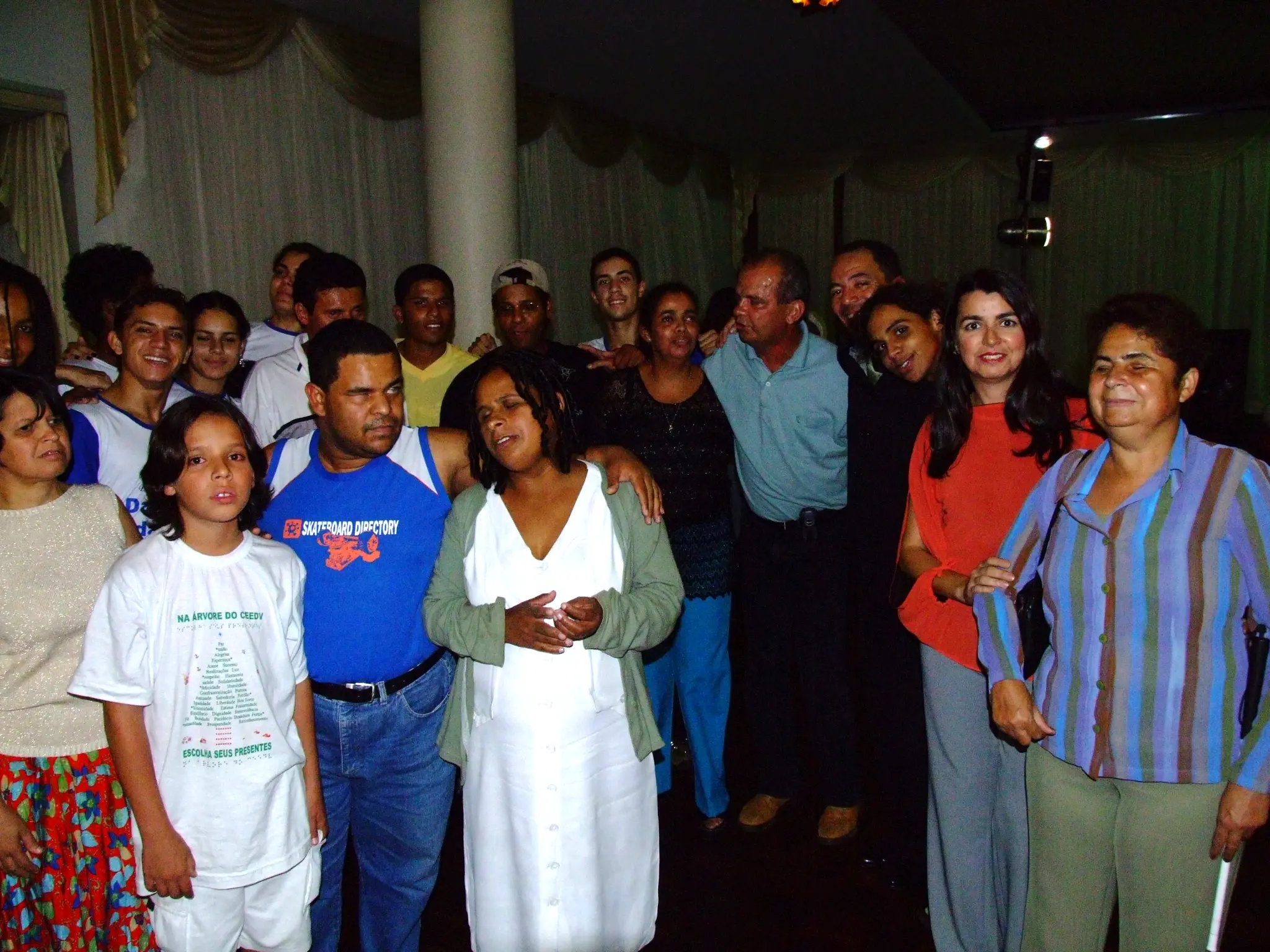 Participantes, convidados e integrantes do Projeto Dança e Cidadania reunidos no salão