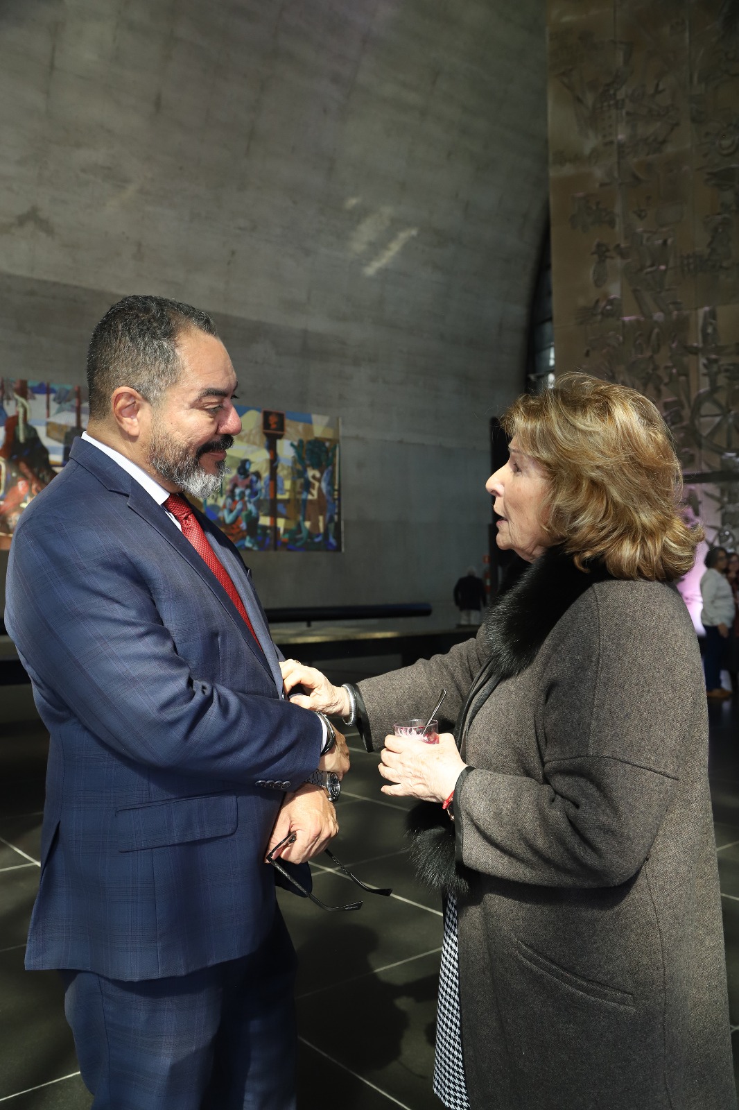 João Carlos Corrêa conversa con Marta Echarte en un salón del Memorial da América Latina, con obras de arte al fondo