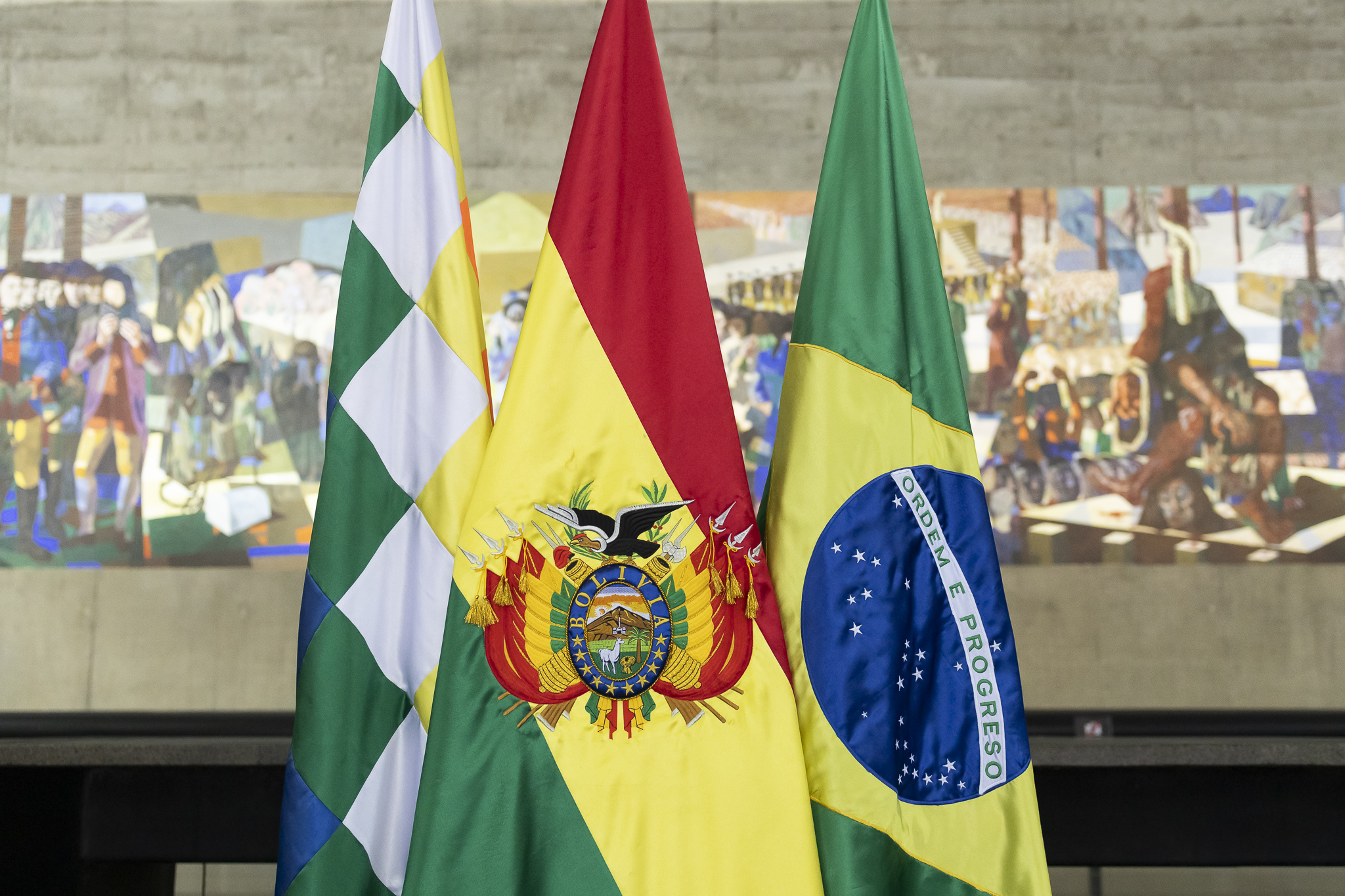 Banderas del Estado de São Paulo, Bolivia y Brasil ante un panel artístico en el Memorial da América Latina