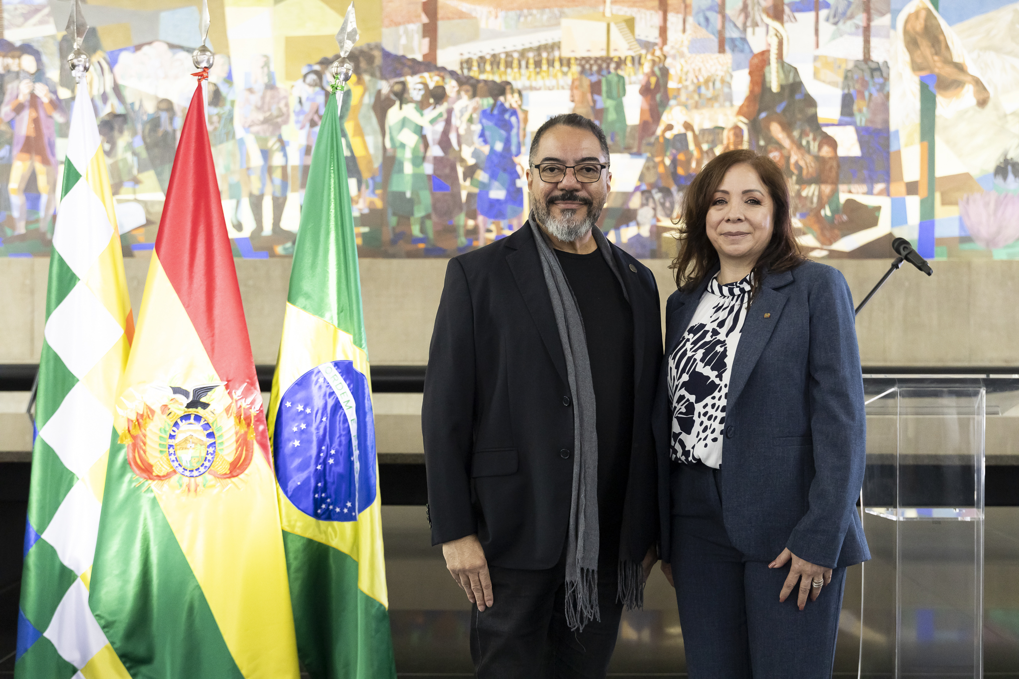 João Carlos Corrêa y Vânia Claros posan ante las banderas de São Paulo, Bolivia y Brasil durante la celebración del Bicentenario