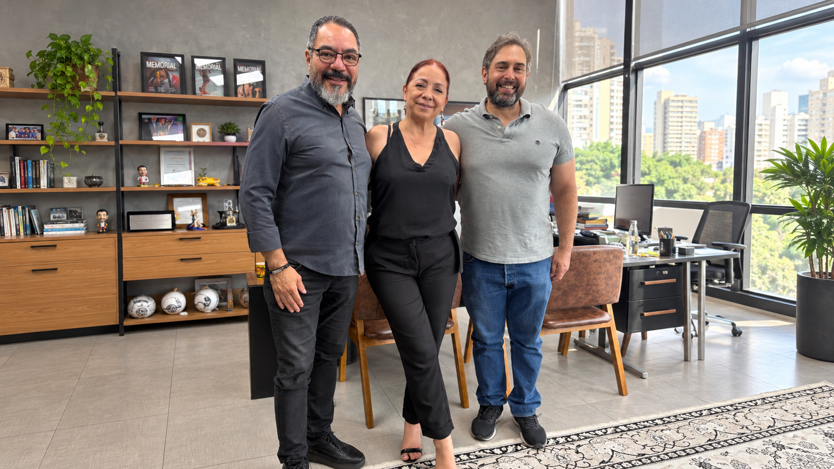 João Carlos Corrêa junto a la cónsul general de Bolivia, Vânia Claros, y a Renato Barreiros, director de Fábricas de Cultura, en una oficina con grandes ventanales