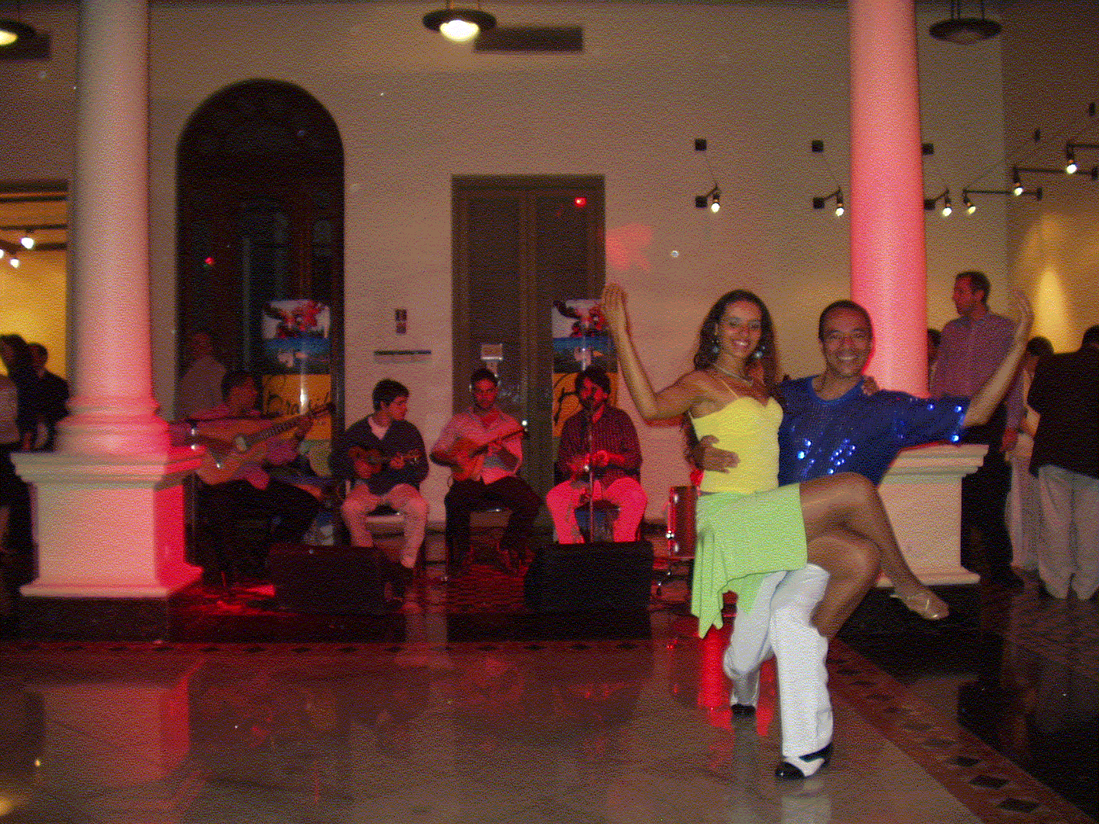 Duas integrantes do Grupo Brasilidade dançam diante dos músicos na Feira de Turismo Brasil e Paraguai, em Assunção, em 2005