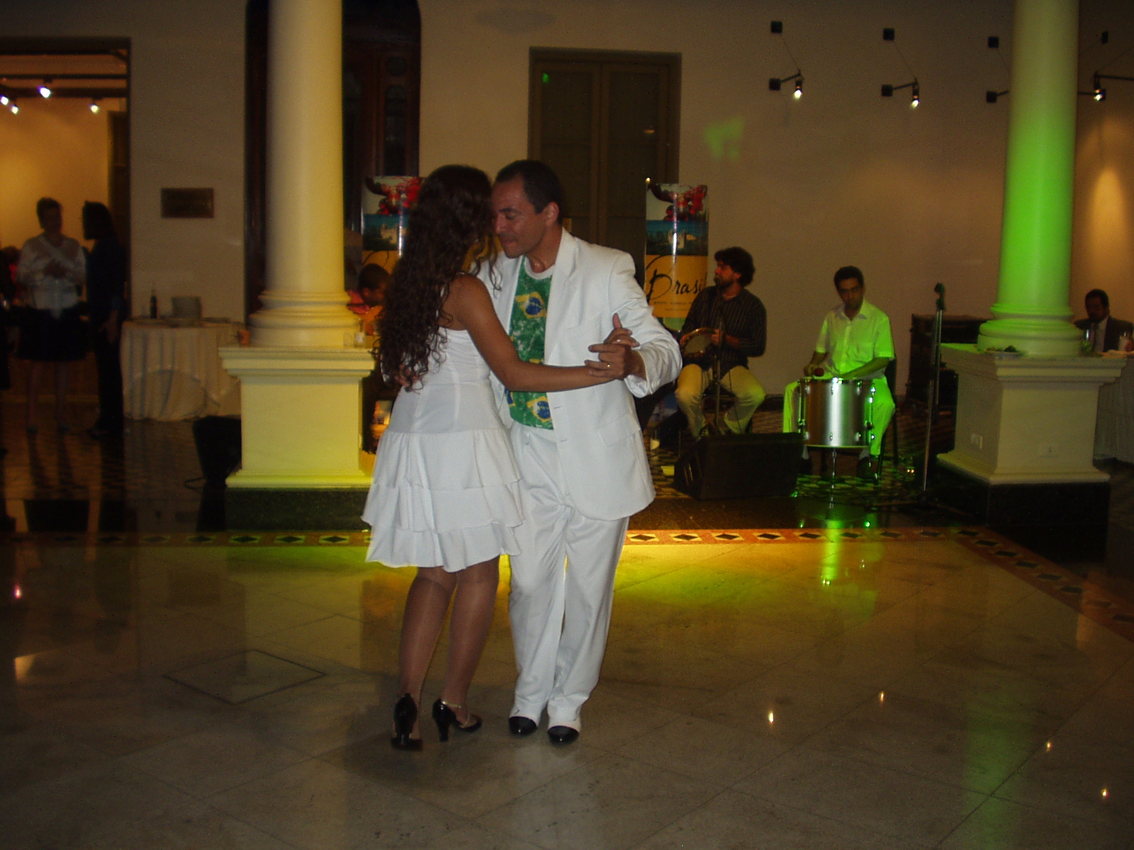 João Carlos Corrêa dança com uma integrante do Grupo Brasilidade durante a Feira de Turismo Brasil e Paraguai, em 2005
