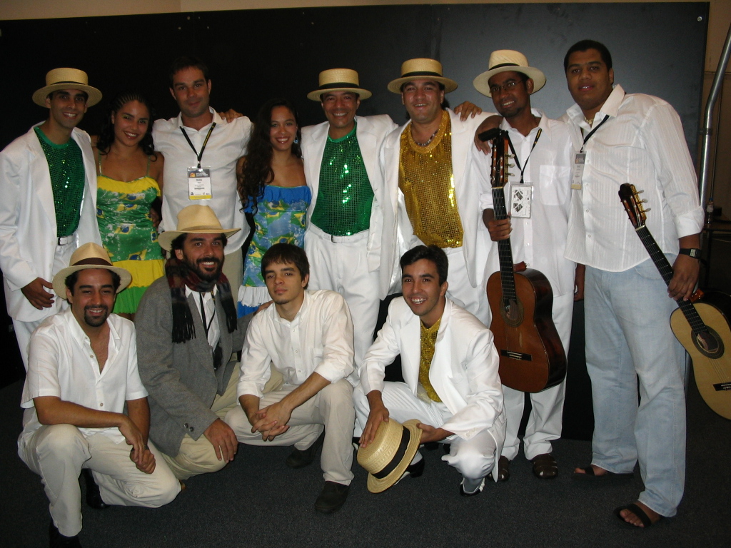 Integrantes do Grupo Brasilidade e músicos reunidos com figurinos de apresentação na XXII Vitrina Turística da ANATO, em Bogotá, em 2005