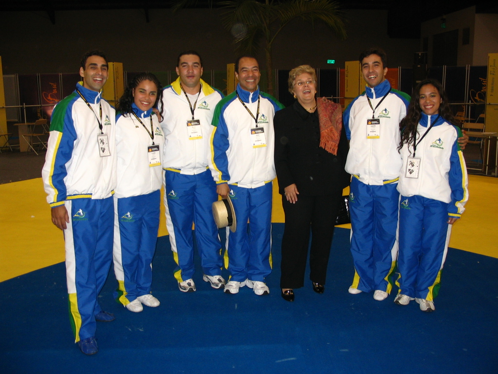 Integrantes do Grupo Brasilidade uniformizados e reunidos com convidada na XXII Vitrina Turística da ANATO, em Bogotá, em 2005
