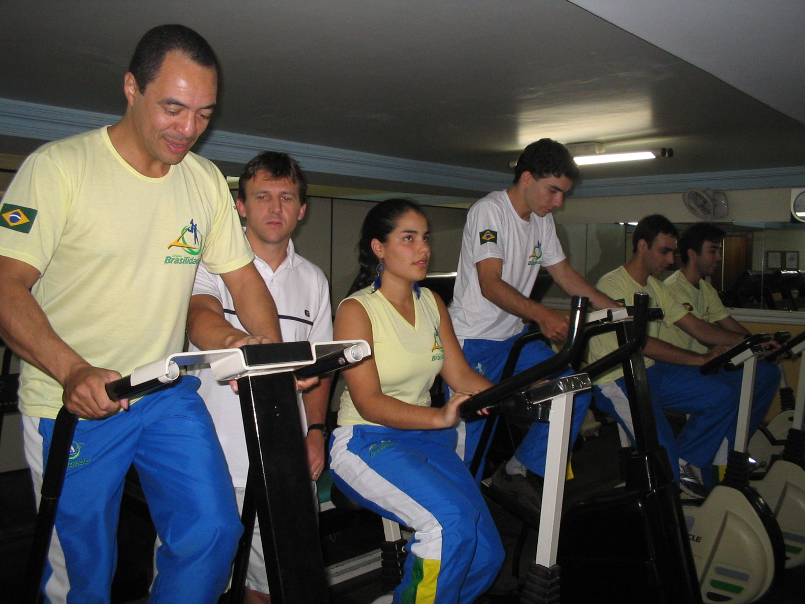 Integrantes do Grupo Brasilidade realizam preparação física durante a Semana Cultural Brasileira em Lima, em 2004