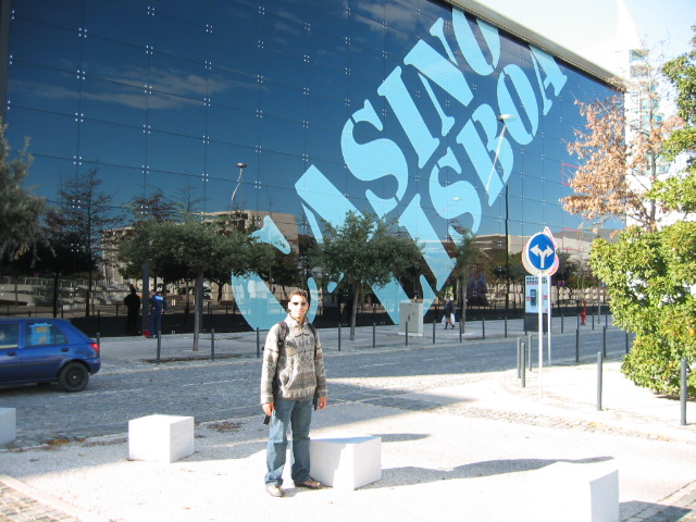 Integrante da missão Embratur Europa diante de um edifício urbano em Lisboa, em 2007