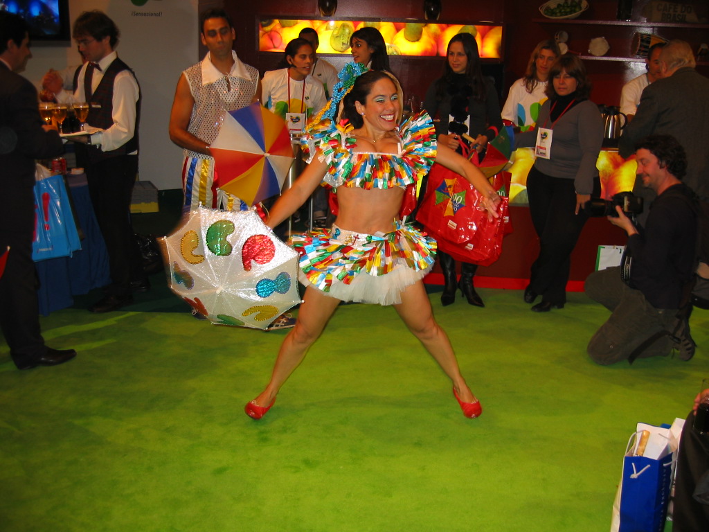 Integrante do Grupo Brasilidade realiza apresentação de dança durante a missão da Embratur em Madri, em 2007