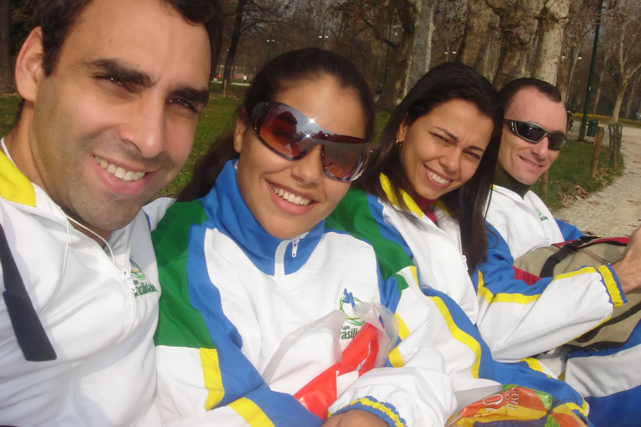 Quatro integrantes do Grupo Brasilidade uniformizados e reunidos em área verde durante a missão da Embratur em Milão, em 2007