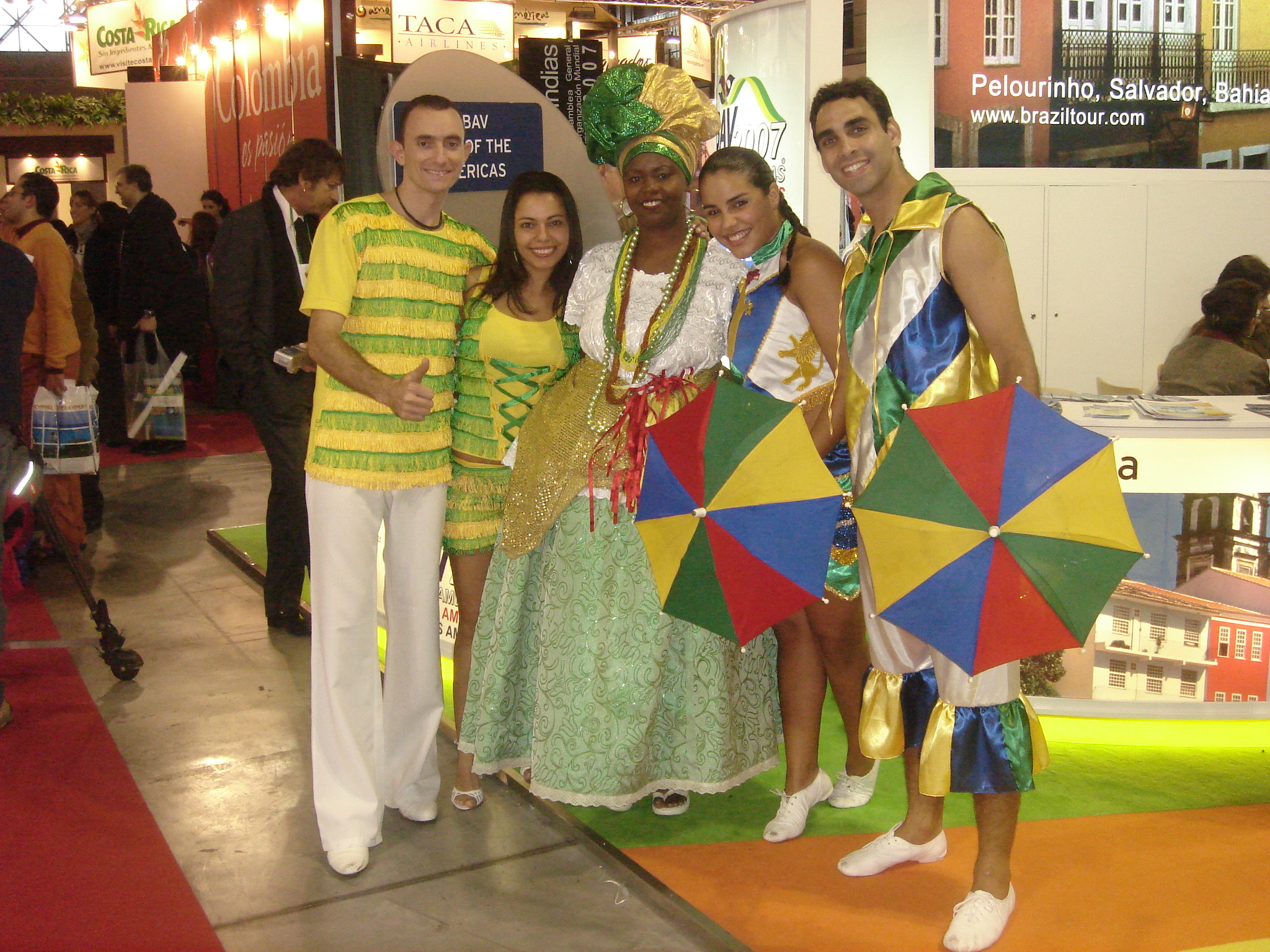 Integrantes do Grupo Brasilidade reunidos com participante em trajes tradicionais brasileiros no evento em Milão, em 2007