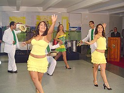 Integrantes do Grupo Brasilidade apresentam coreografia nas comemorações do Dia do Trabalho no Senado Federal, em Brasília, em 2005
