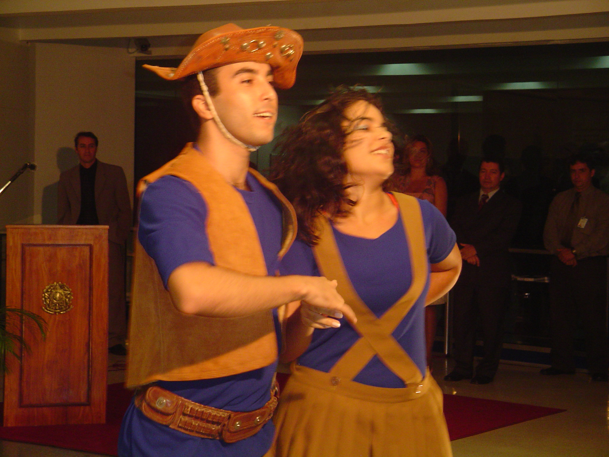 Casal do Grupo Brasilidade dança com figurinos populares diante da tribuna do Senado Federal nas comemorações do Dia do Trabalho, em 2005