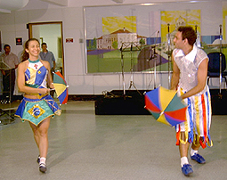 Dupla do Grupo Brasilidade dança com sombrinhas coloridas nas comemorações do Dia do Trabalho no Senado Federal, em 2005