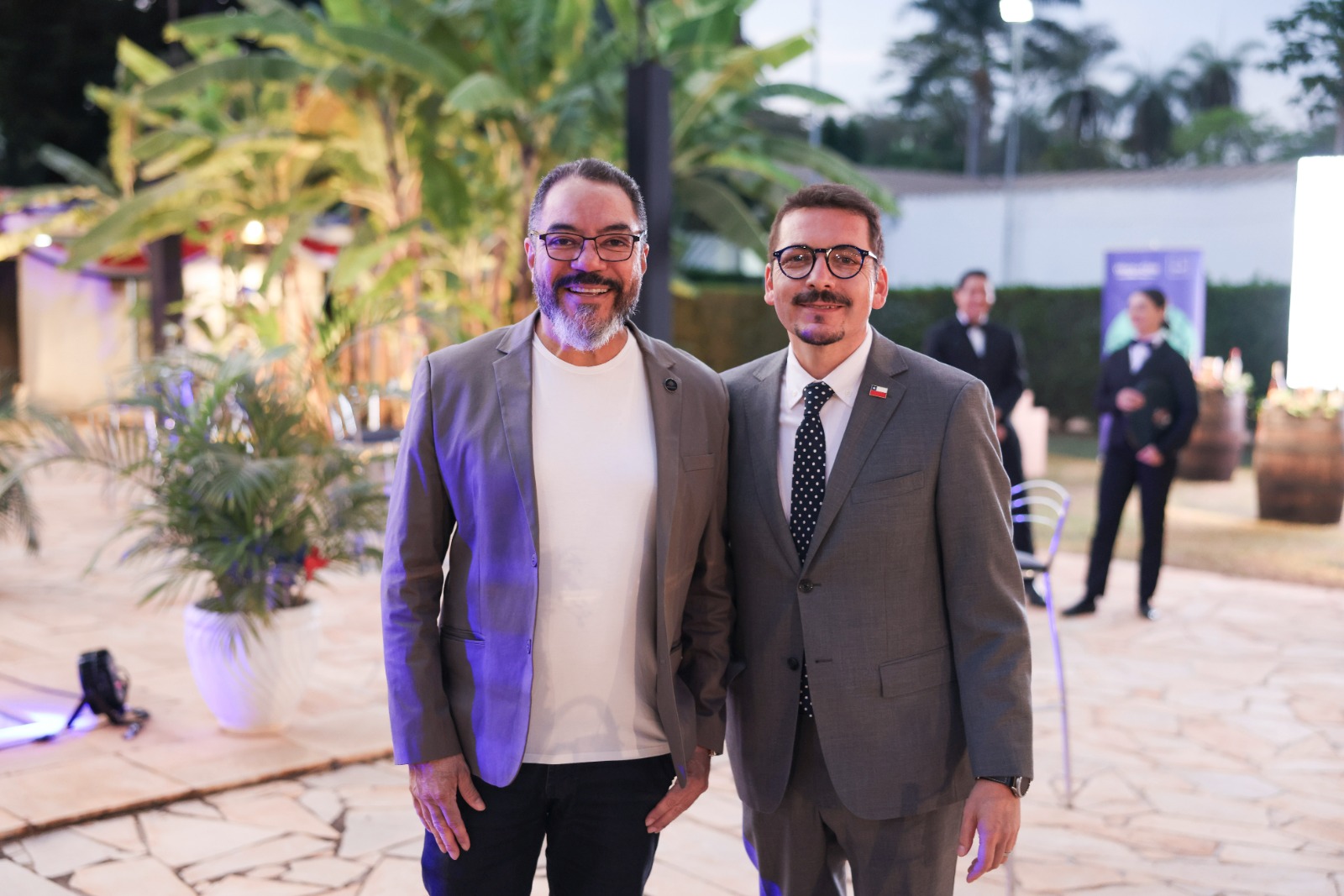 João Carlos Corrêa y el embajador Sebastián Depolo posan lado a lado durante las fiestas patrias de Chile en Brasilia