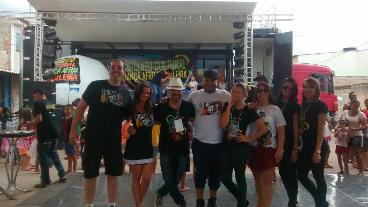 João Carlos Corrêa e integrantes da equipe reunidos diante do palco do Circuito Cultural de Danças Afro-Brasileiras