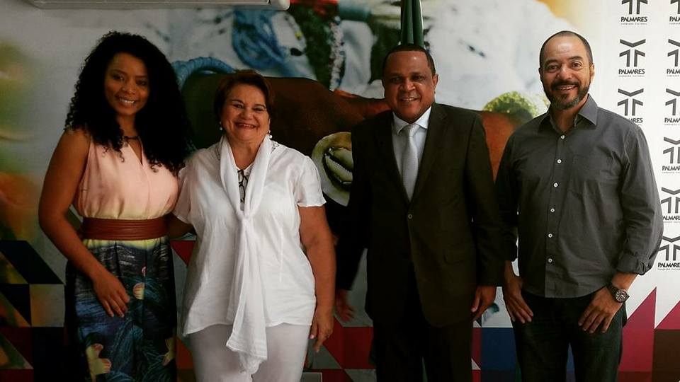 João Carlos Corrêa e participantes posam diante da identidade visual da Fundação Cultural Palmares, em Brasília